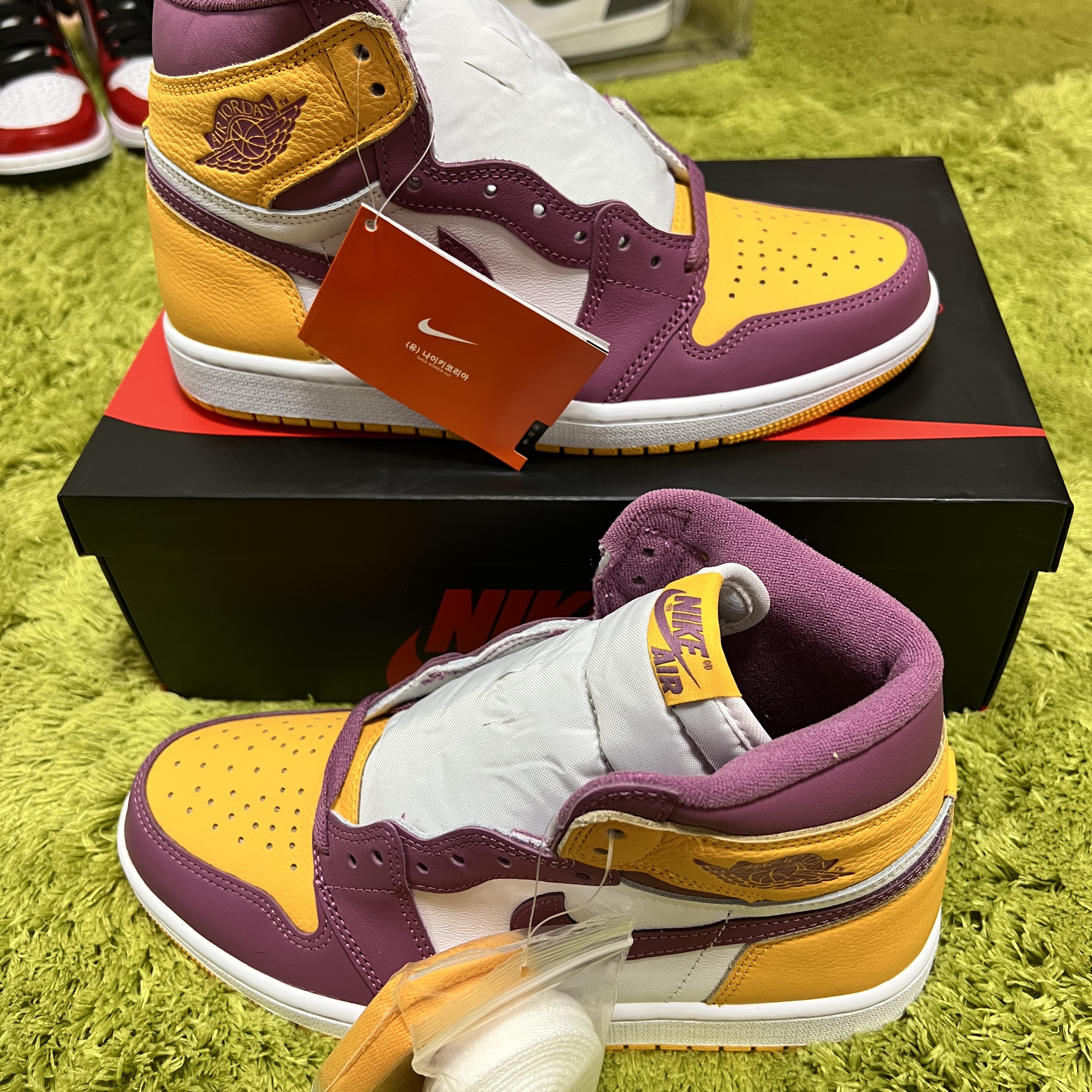 Jordan 1 Retro High OG University Gold Light Bordeaux 착용 스타일 - 1