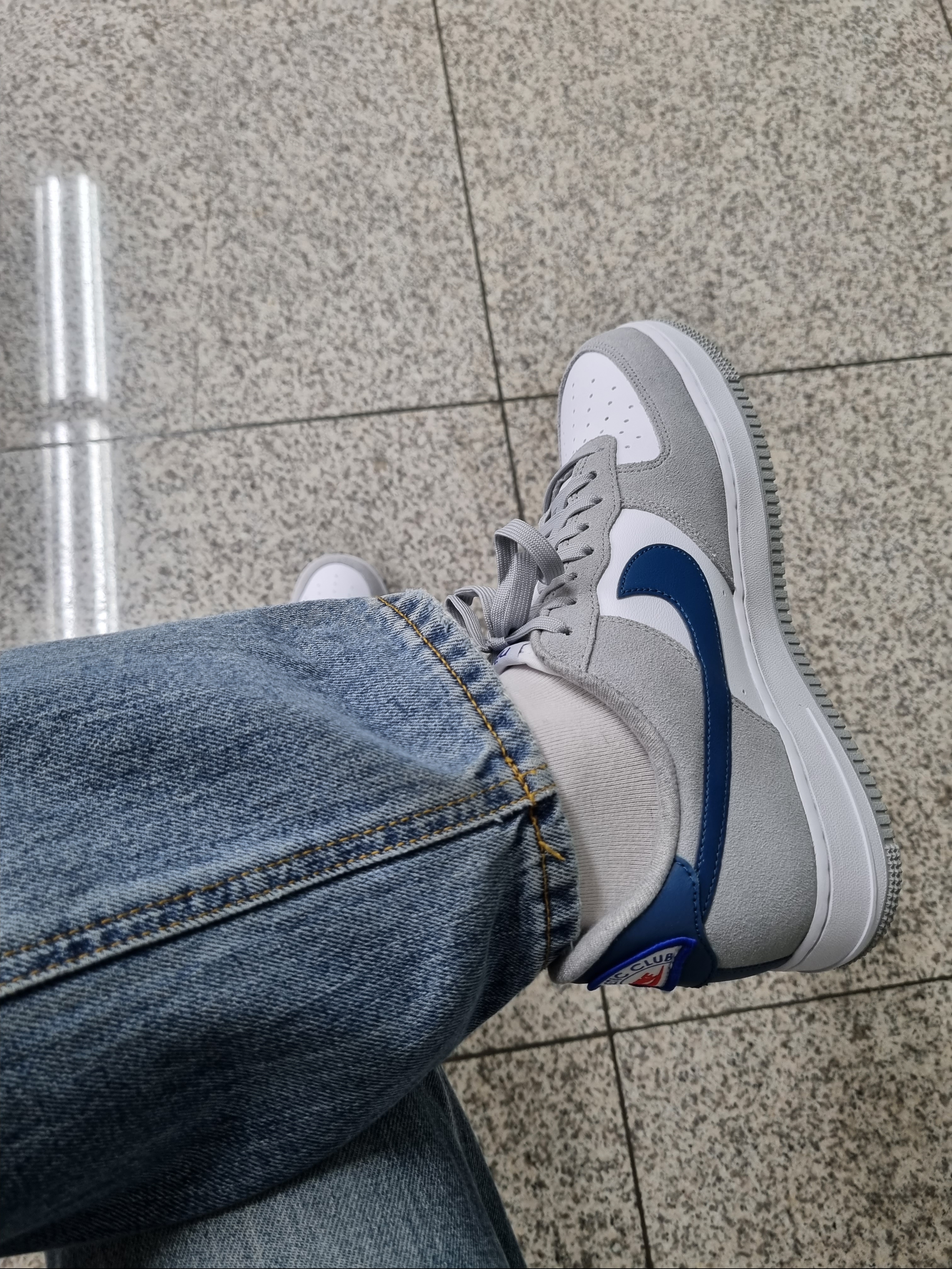 Nike Air Force 1 '07 LV8 Athletic Club Light Smoke Grey Marina 착용 스타일