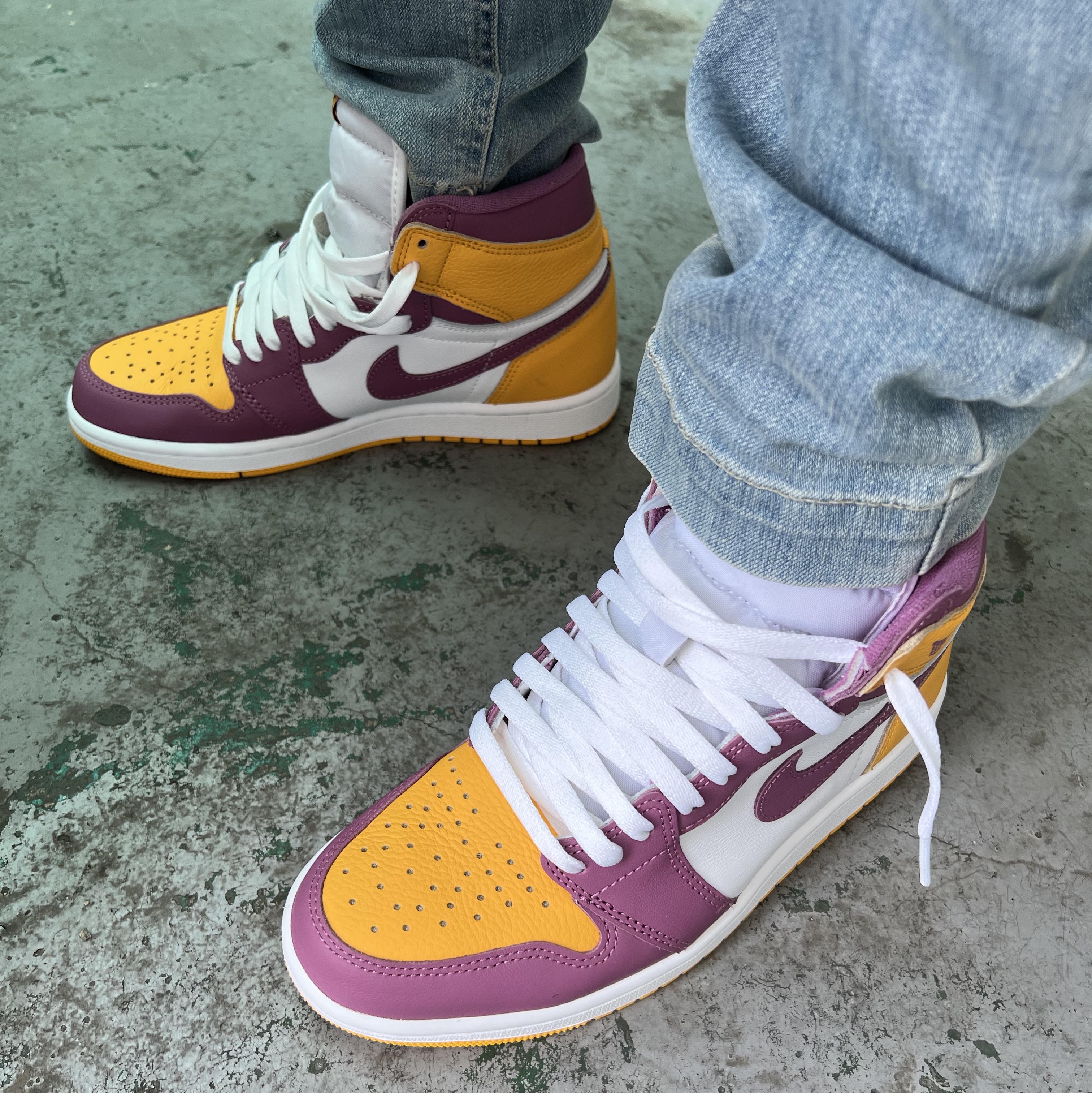 Jordan 1 Retro High OG University Gold Light Bordeaux 착용 스타일 - 2