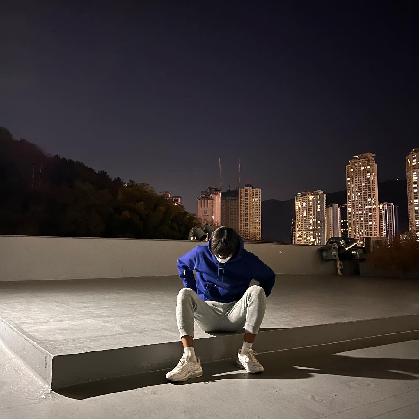 Nike Air Max 97 Triple White Wolf Grey, Nike x Drake Nocta Cardinal Stock Essential Hoodie Navy - Asia 착용 스타일 - 3