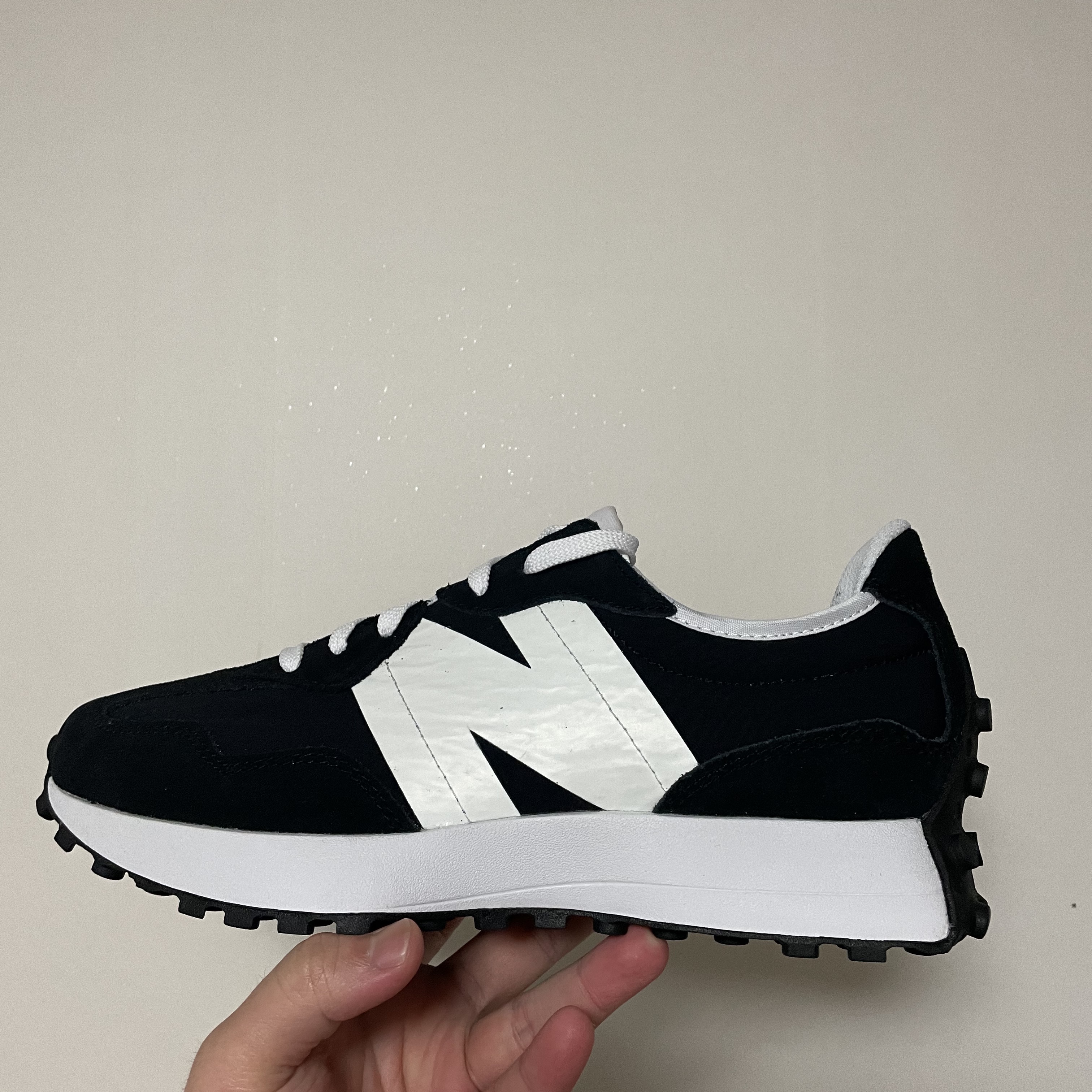 New Balance 327 Shifted Black 착용 스타일 - 2