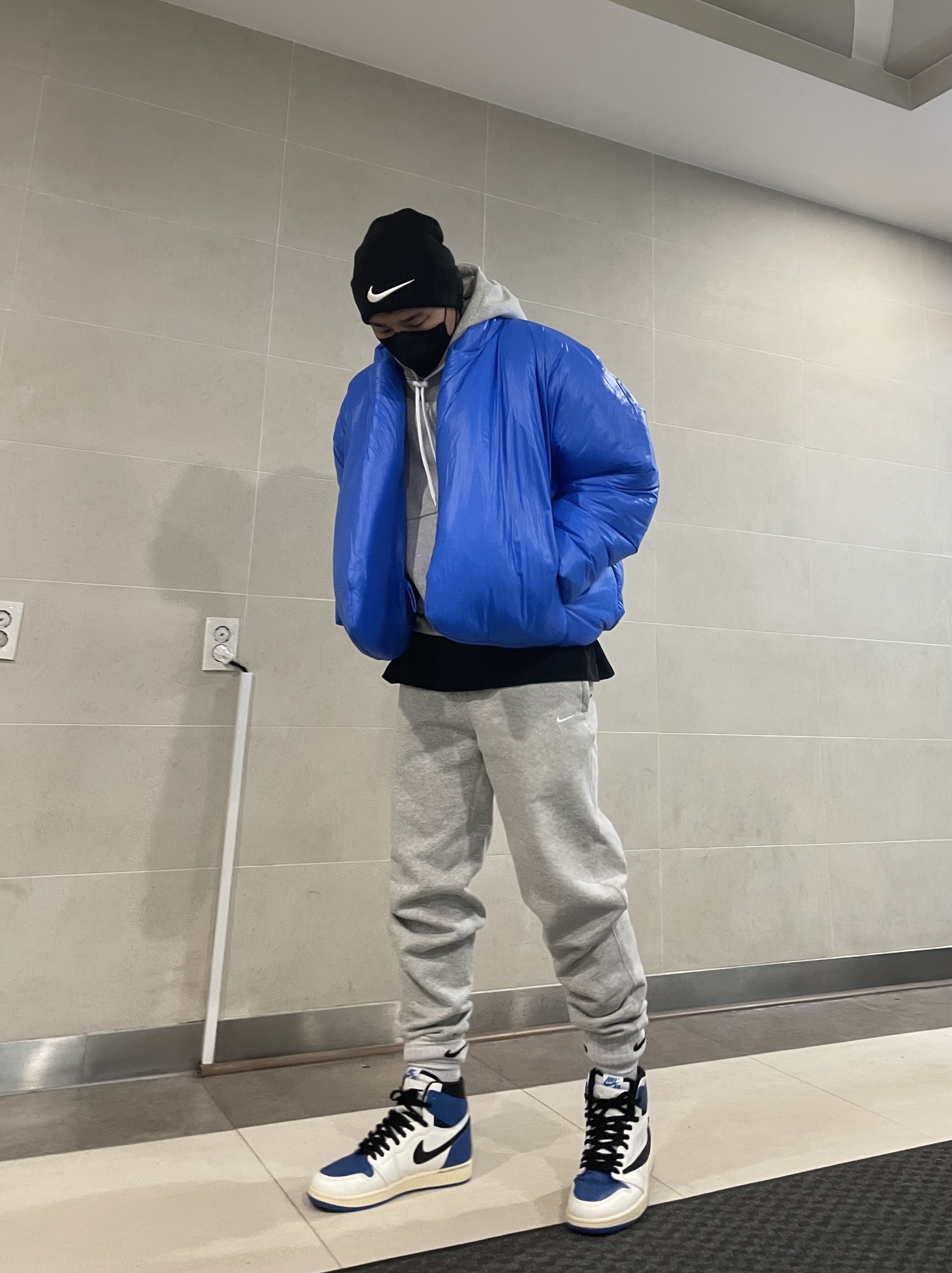 Yeezy Gap Round Jacket Blue, Jordan 1 x Travis Scott x Fragment Retro High OG SP Military Blue 착용 스타일