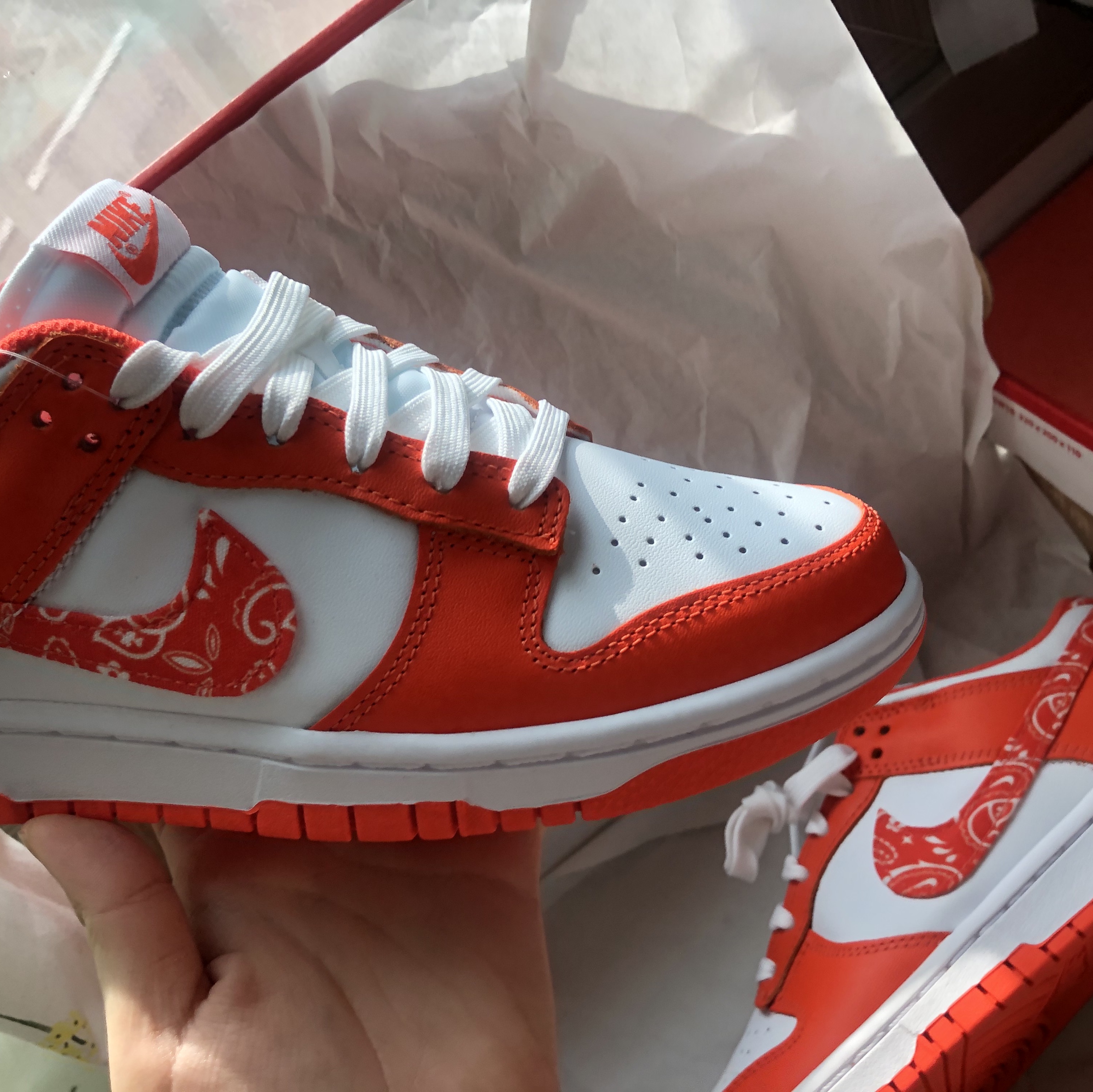 (W) Nike Dunk Low Essential Orange Paisley 착용 스타일 - 3