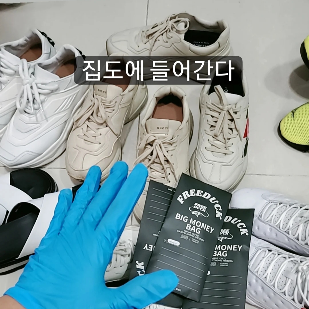Gucci Rhyton Leather Sneakers Distressed Ivory 착용 스타일 - 1