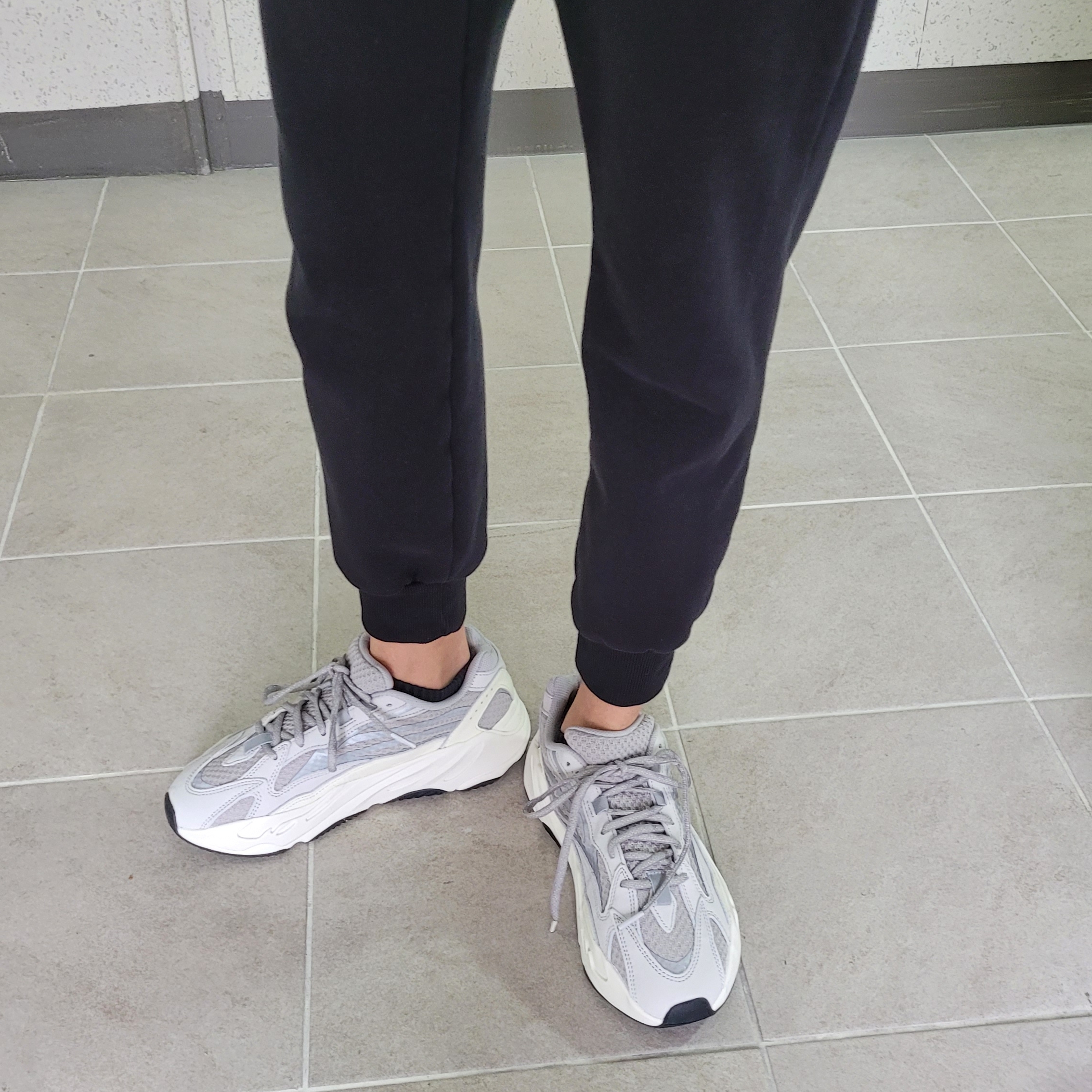 Adidas Yeezy Boost 700 V2 Static 2022 착용 스타일