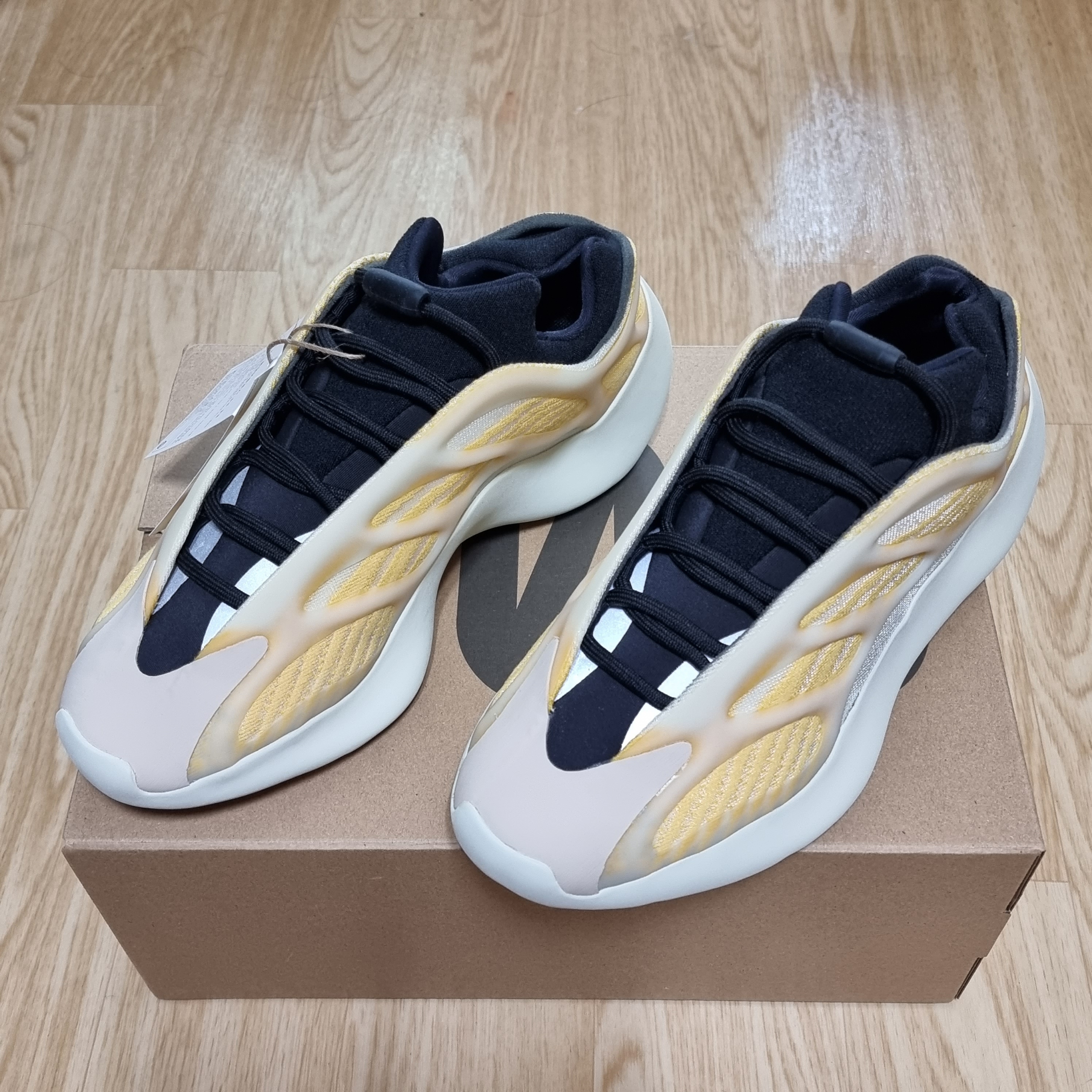 Adidas Yeezy 700 V3 Mono Safflower 착용 스타일