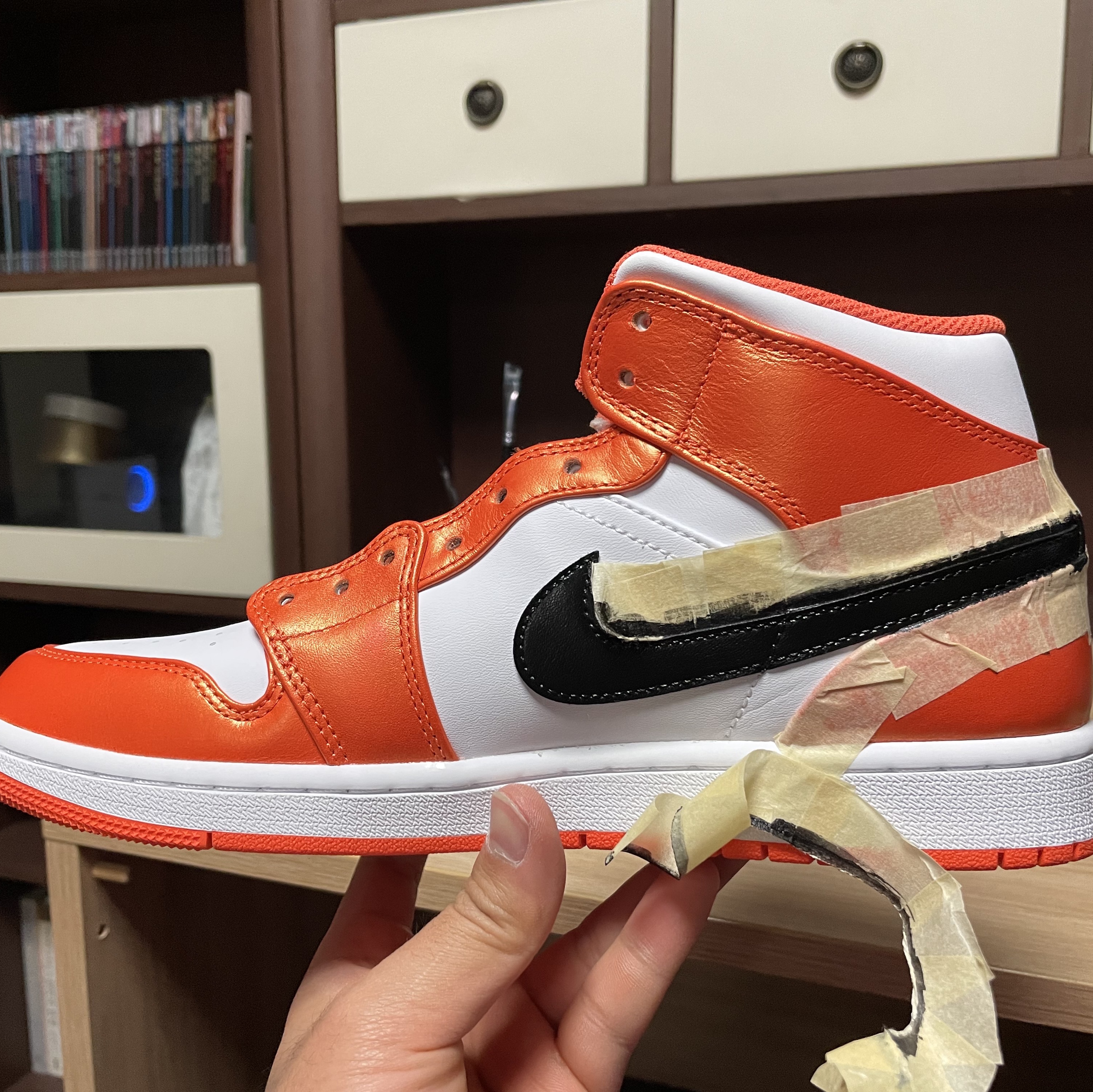 Jordan 1 Mid SE Electro Orange 착용 스타일 - 5