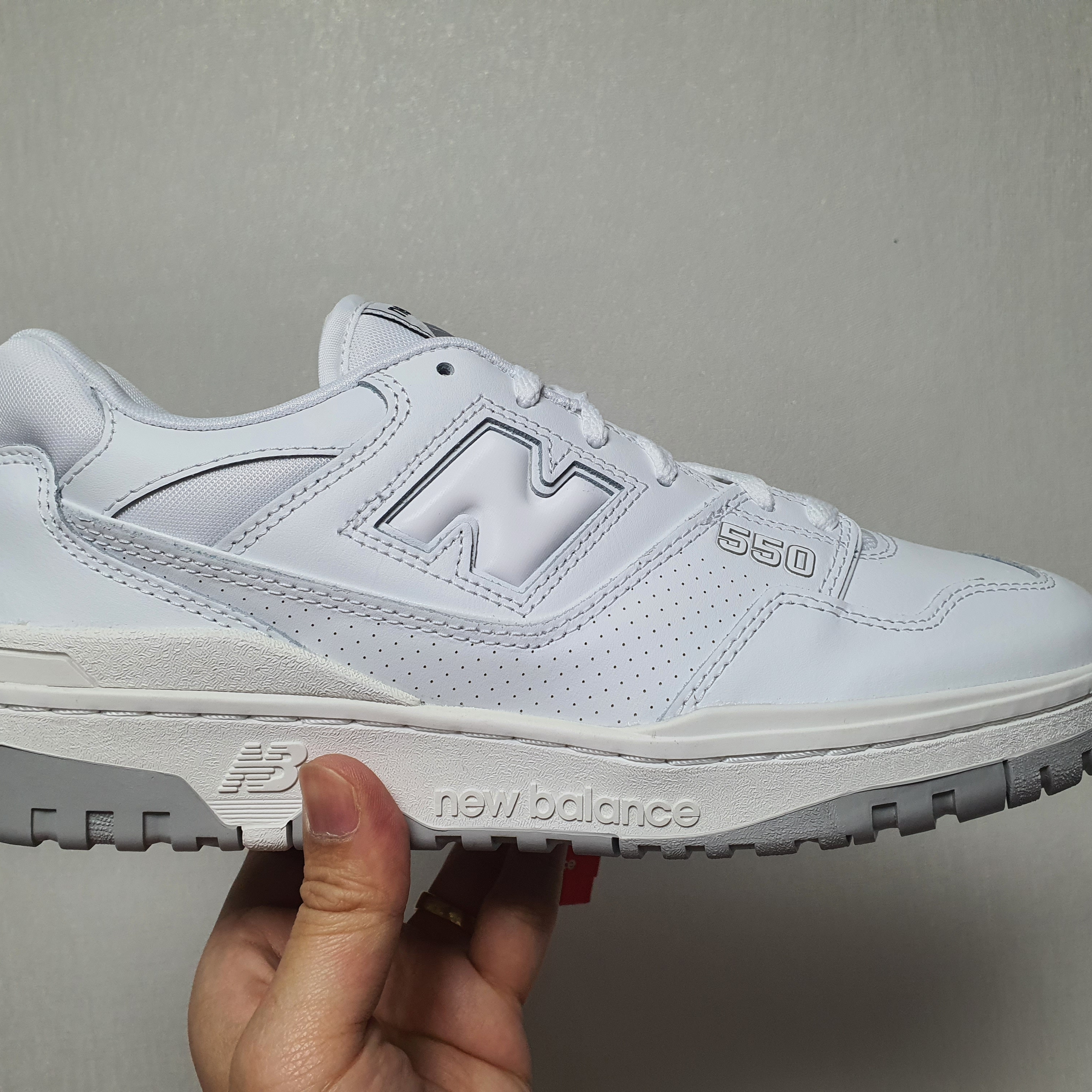 New Balance 550 White - 2E Wide 착용 스타일 - 2