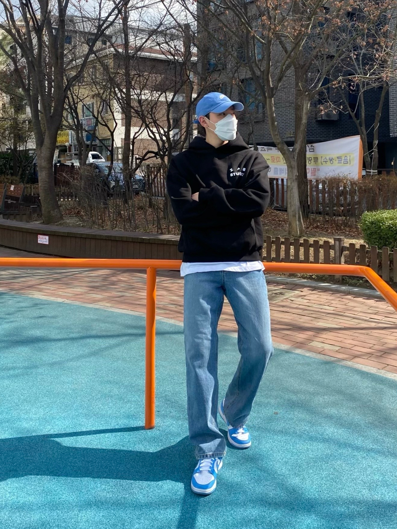 Nike Dunk Low Retro University Blue, IAB Studio Hoodie Black White 착용 스타일 - 1