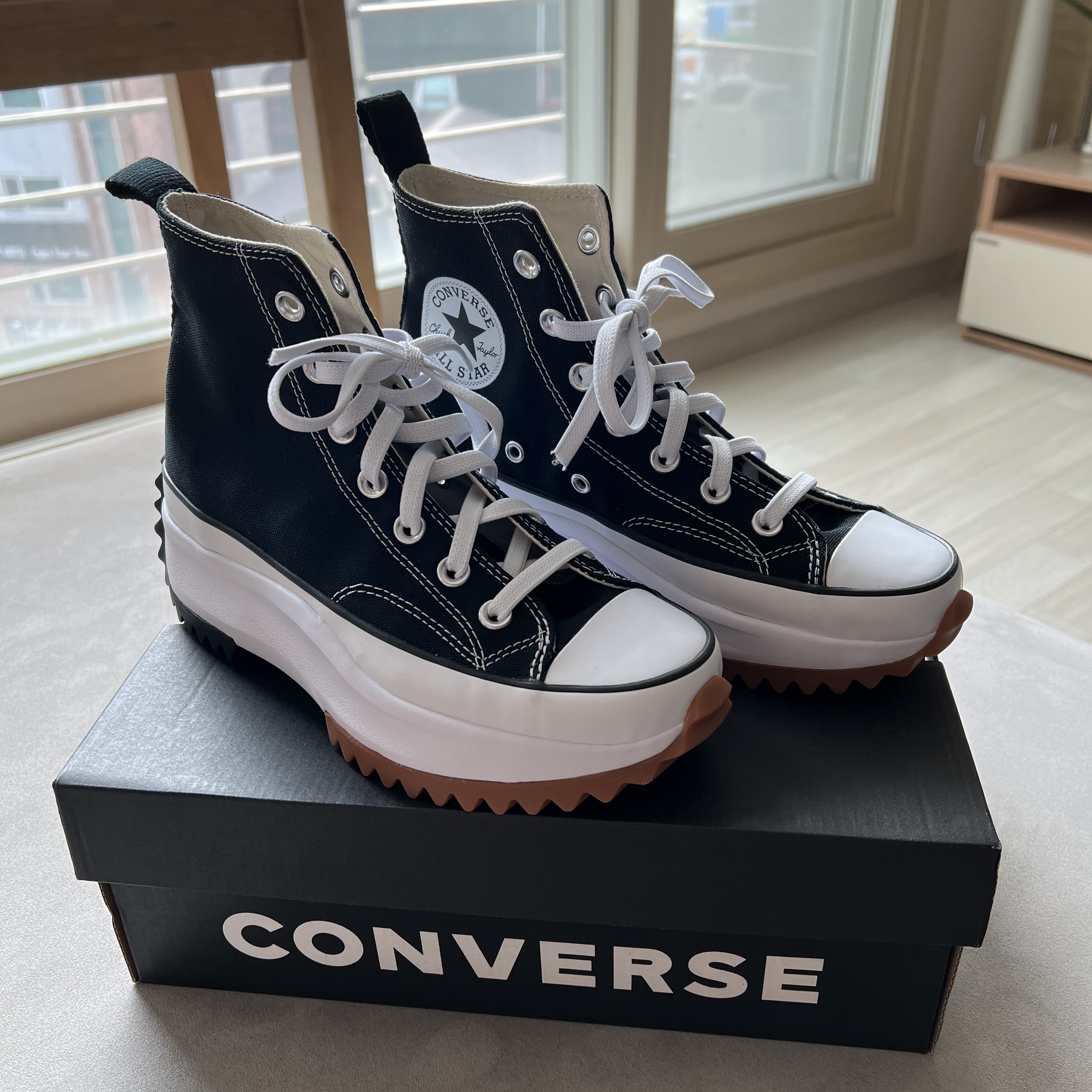 Converse Run Star Hike Hi Black White Gum 착용 스타일