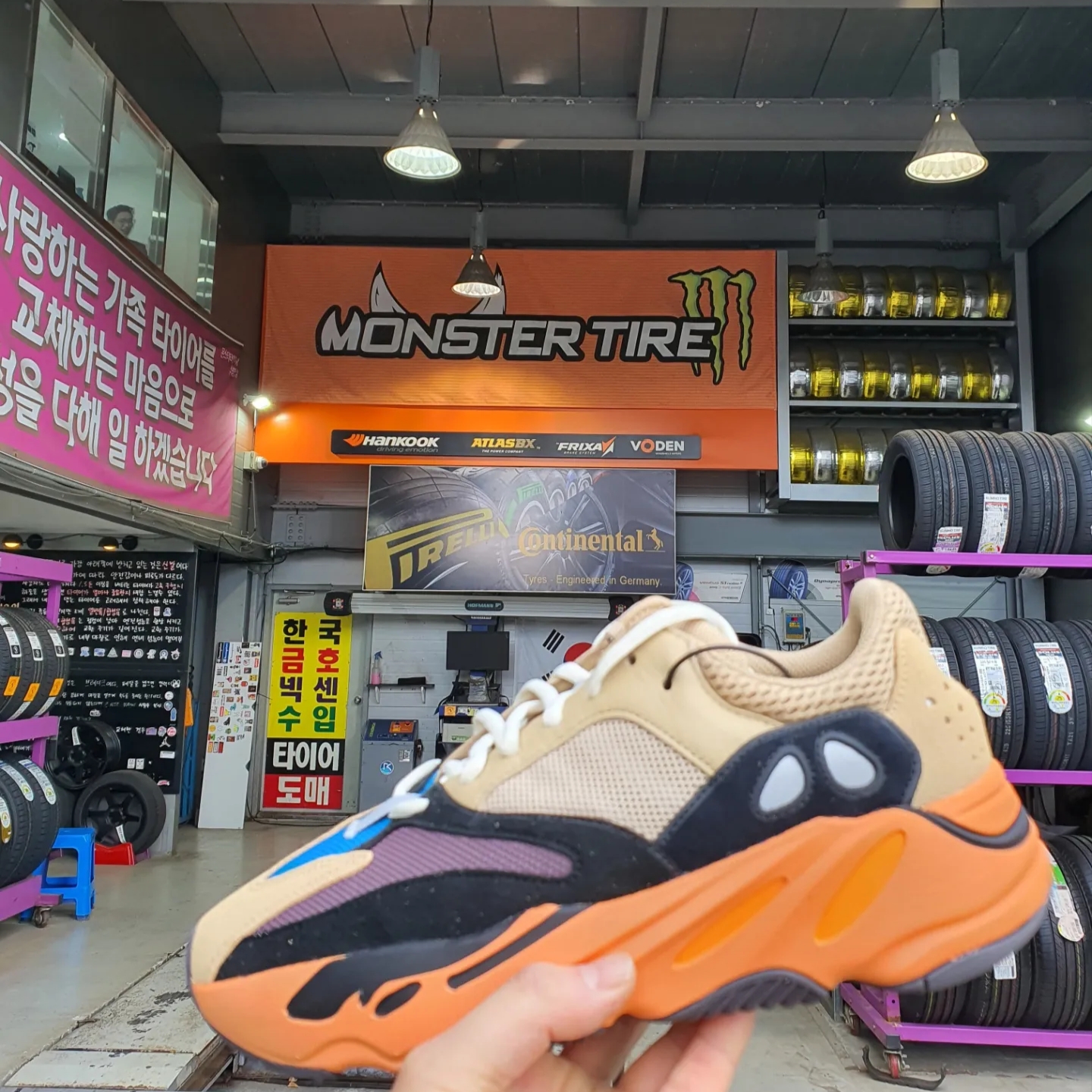 Adidas Yeezy Boost 700 Enflame Amber 착용 스타일 - 2