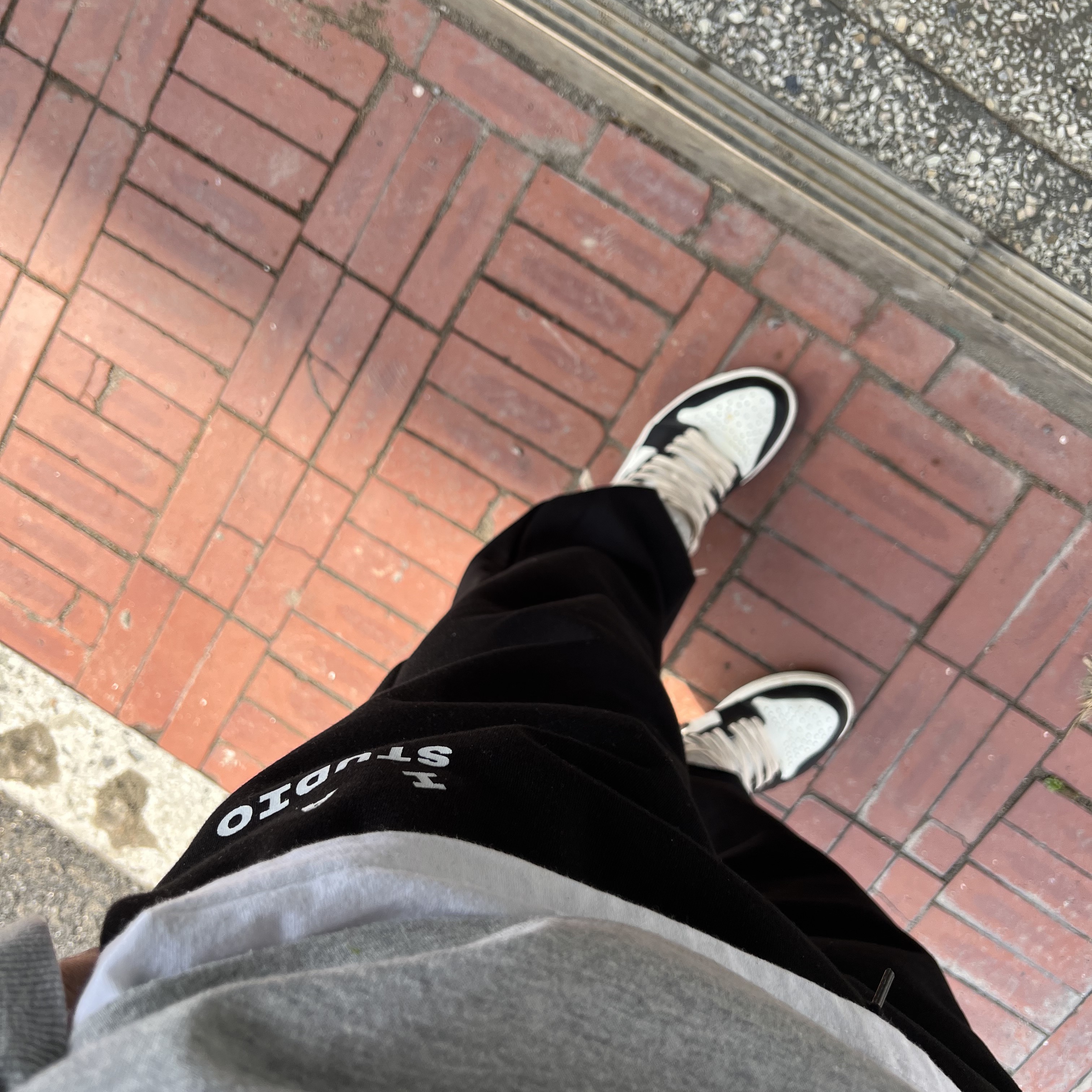 IAB Studio Sweatpants Black White - 22SS, IAB Studio Long Sleeve Gray 착용 스타일
