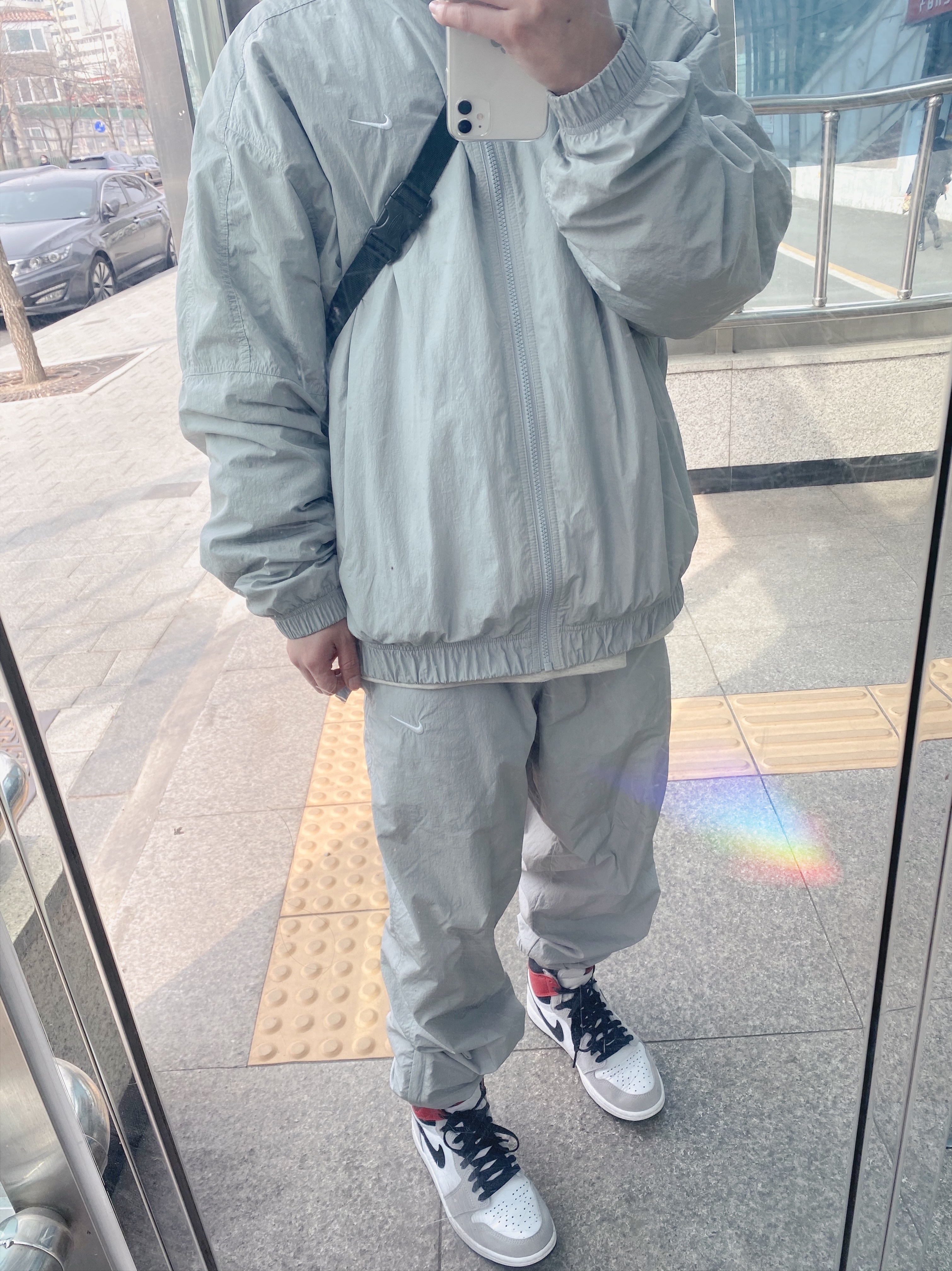 Jordan 1 Retro High OG Light Smoke Grey, Nike M NRG Track Jacket Grey 착용 스타일