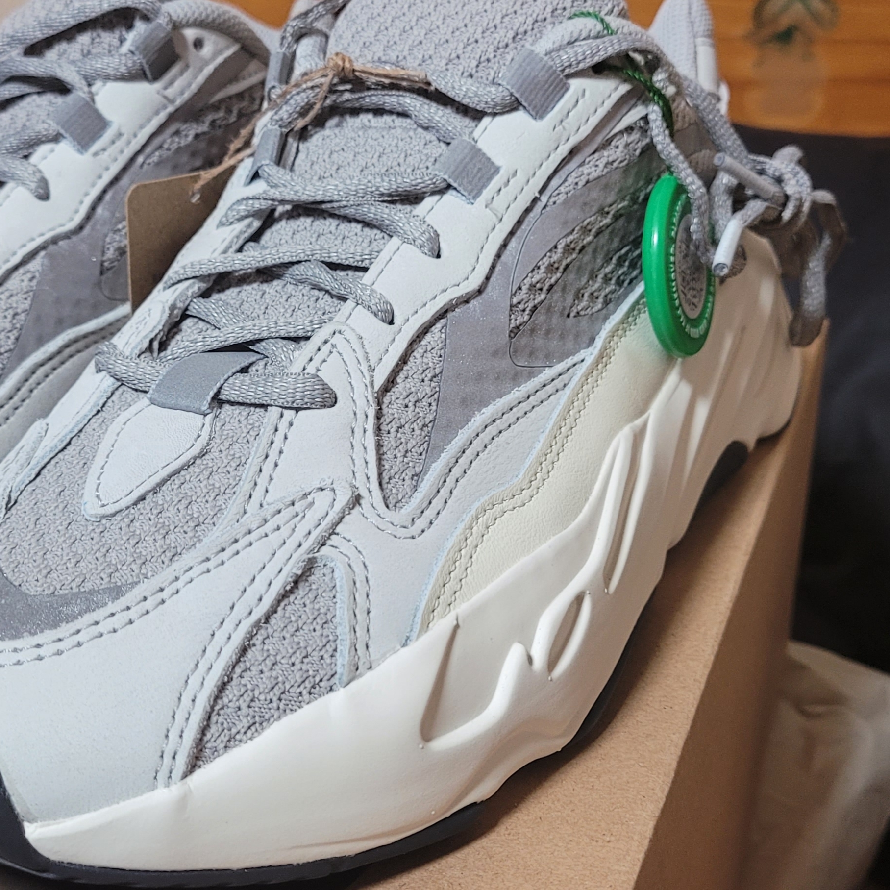 Adidas Yeezy Boost 700 V2 Static 2022 착용 스타일 - 1