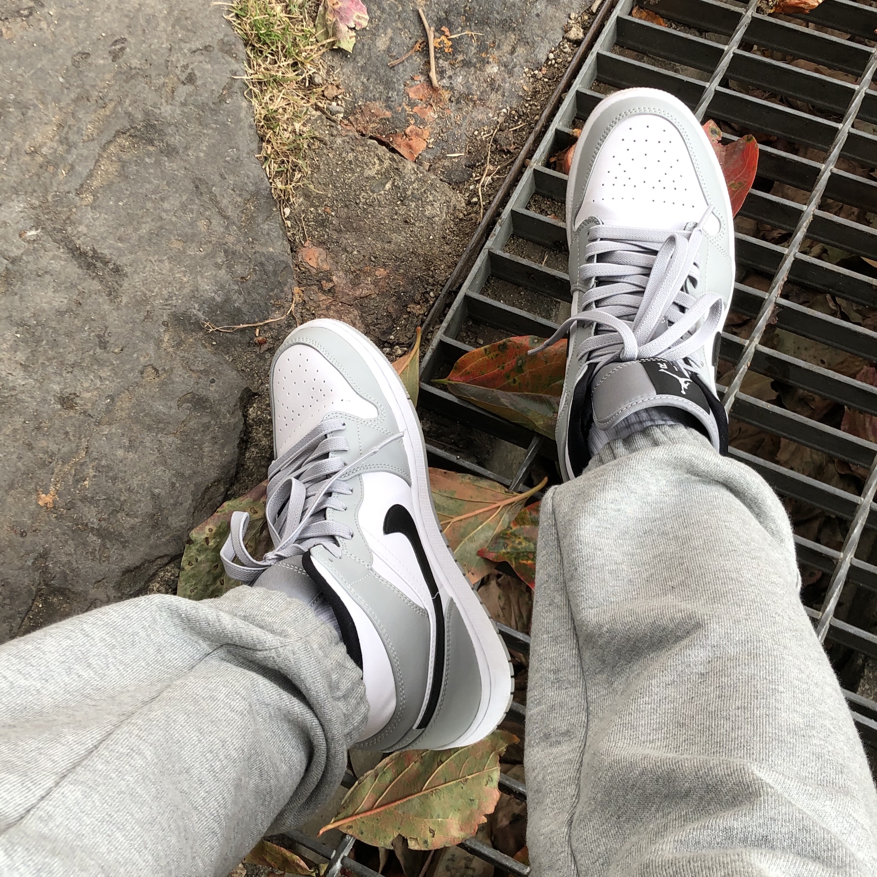 Jordan 1 Mid Light Smoke Grey 착용 스타일 - 2