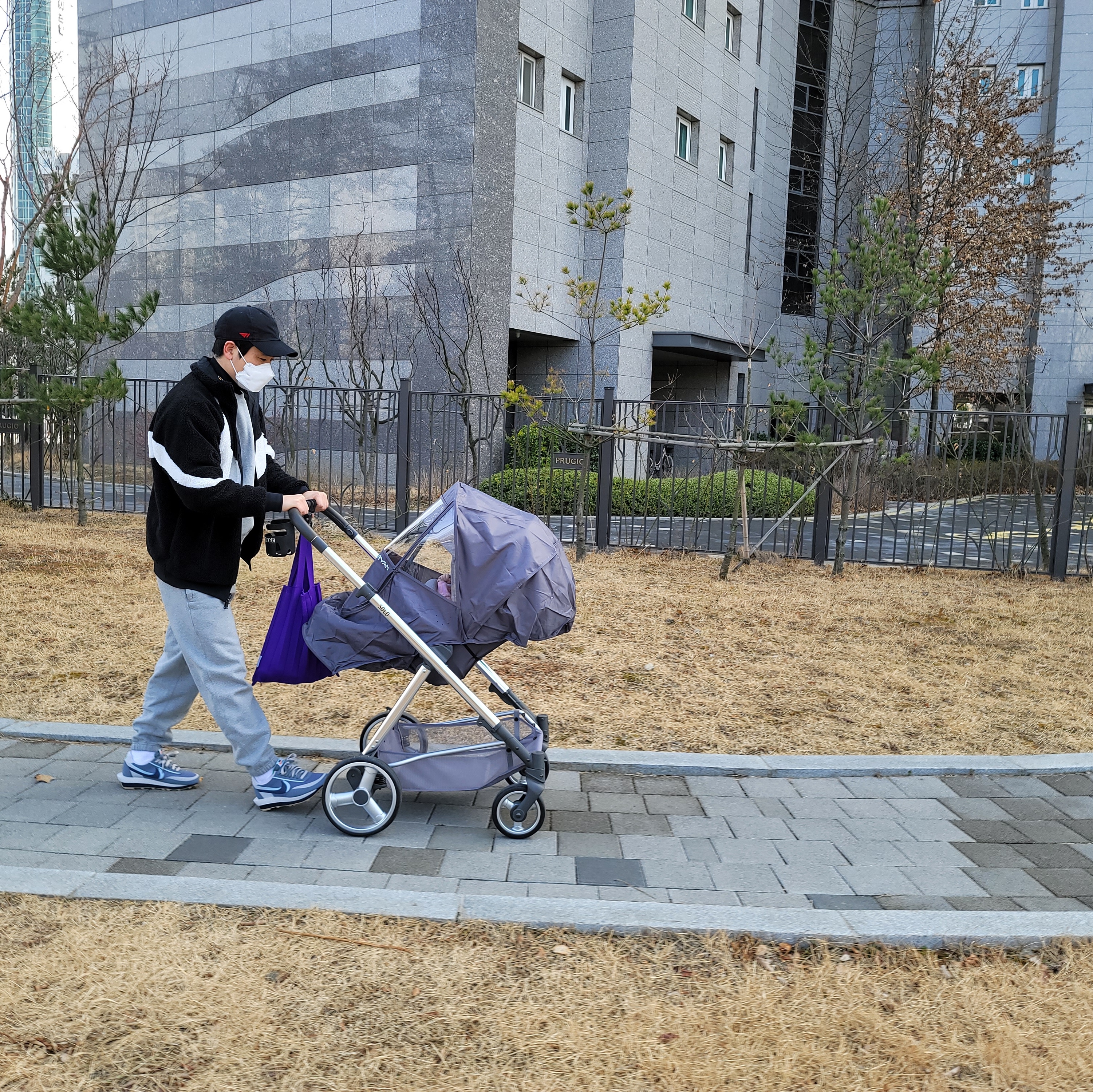 Nike x Sacai x Clot LDWaffle Cool Grey, Nike Big Swoosh Full Zip Jacket Black Sail 착용 스타일