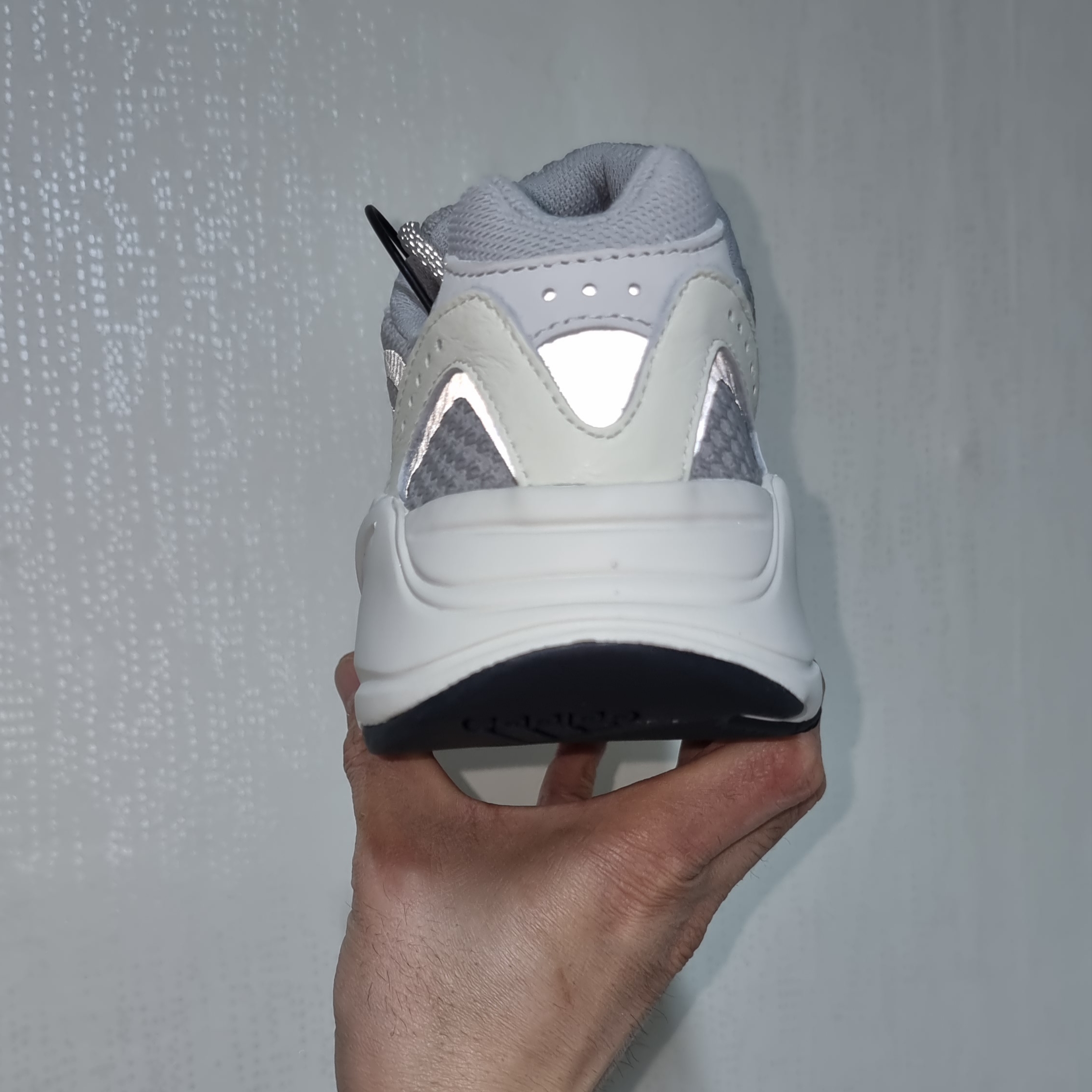 Adidas Yeezy Boost 700 V2 Static 2022 착용 스타일 - 3