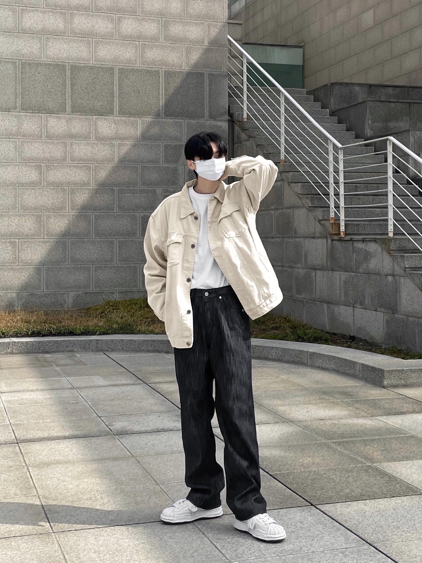 Maison Mihara Yasuhiro Blakey OG Sole Leather Low-top Sneakers White 착용 스타일 - 5