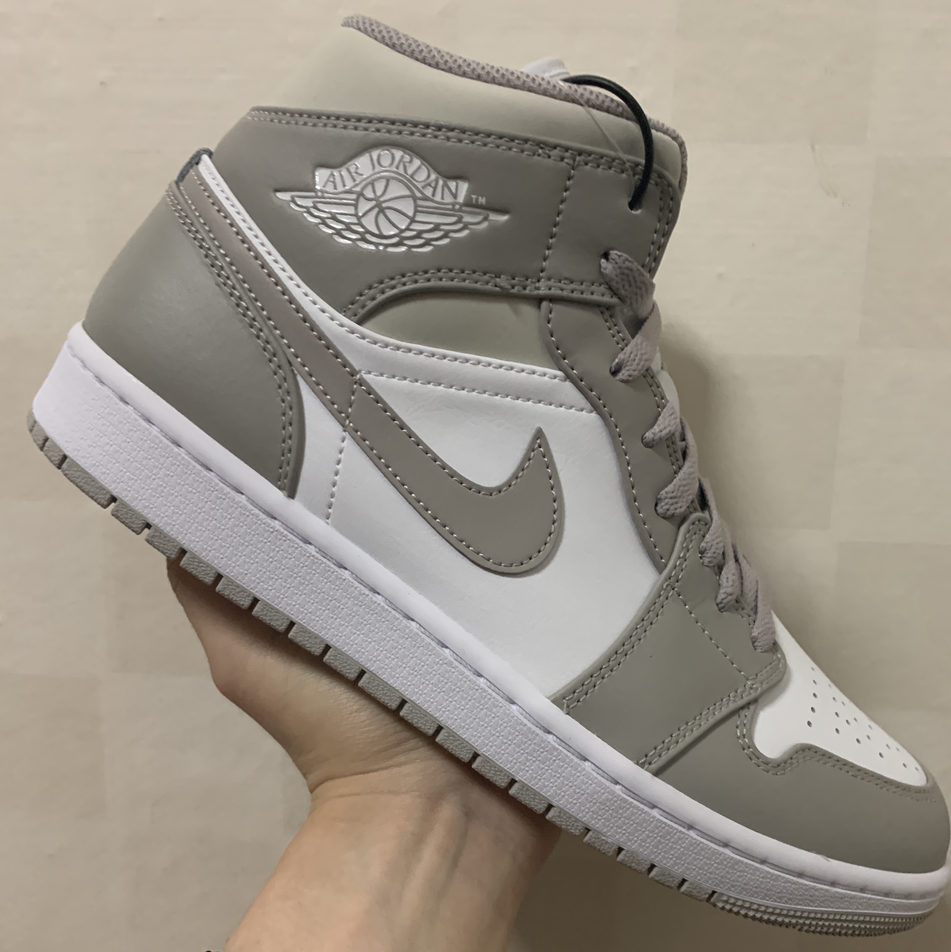 Jordan 1 Mid College Grey 착용 스타일 - 1
