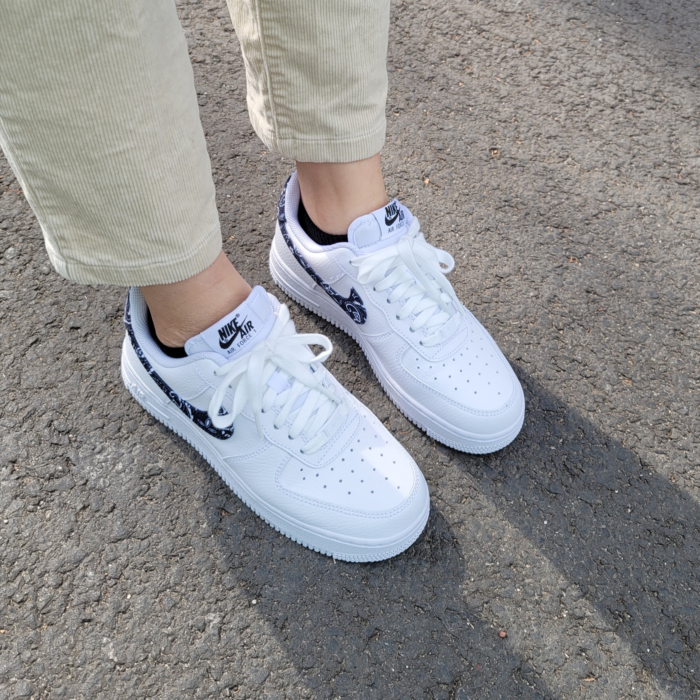 (W) Nike Air Force 1 '07 Essential Paisley Swoosh White Black 착용 스타일 - 2