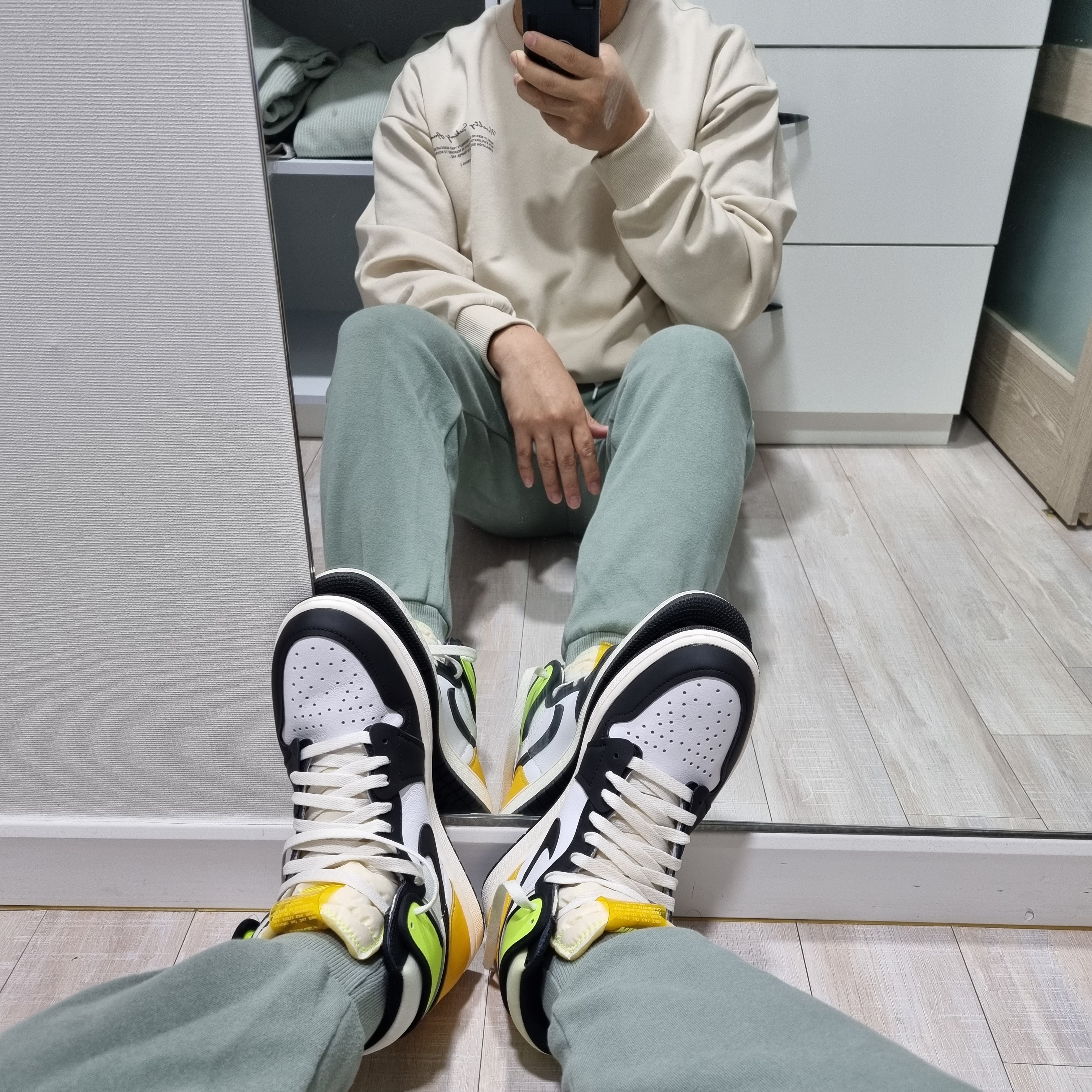 Jordan 1 Retro High OG Volt Gold, Nike NRG Solo Swoosh Fleece Pants Hasta - US/EU 착용 스타일