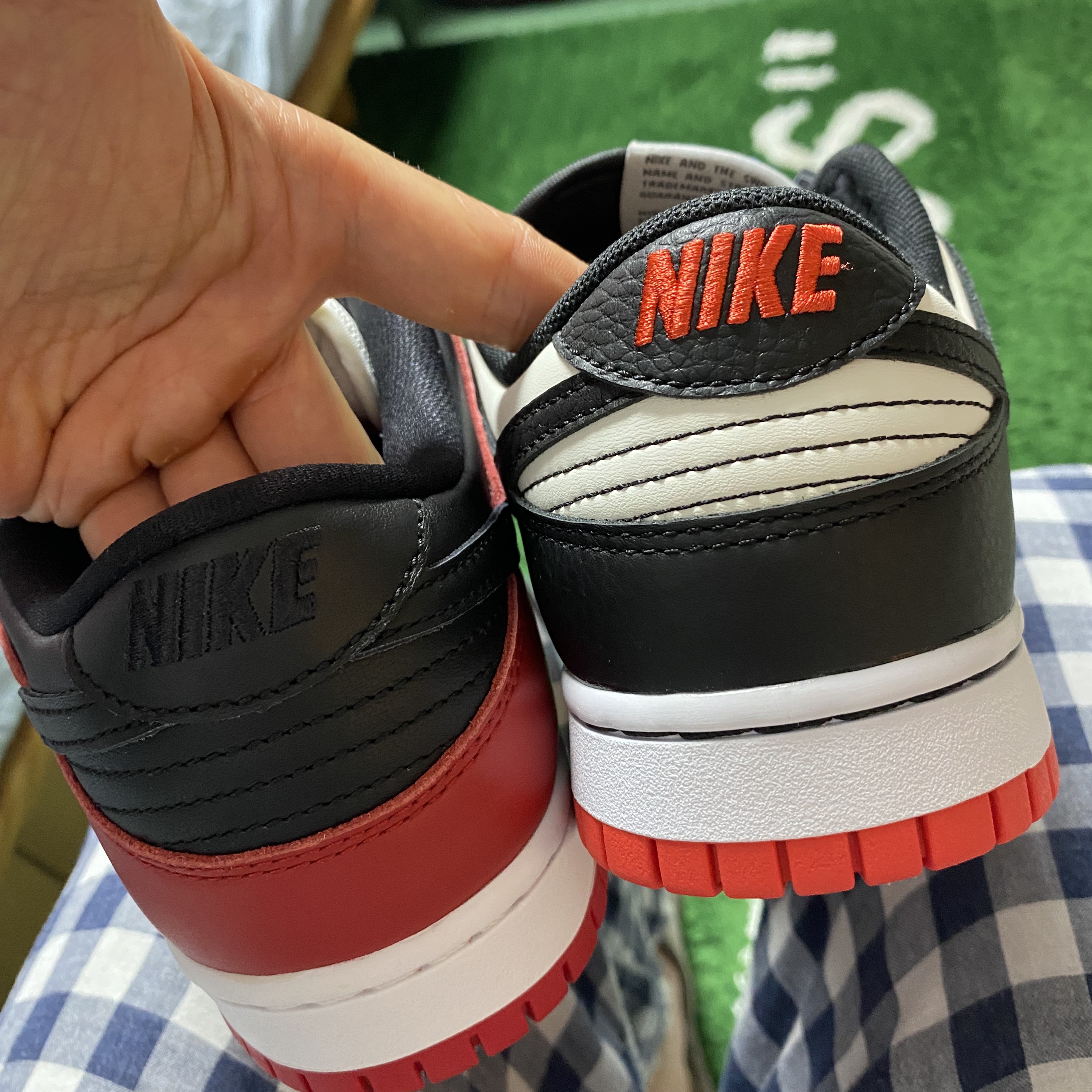 Nike x NBA Dunk Low Retro EMB Black and Chile Red, Nike SB Dunk Low Pro Chicago 착용 스타일 - 3