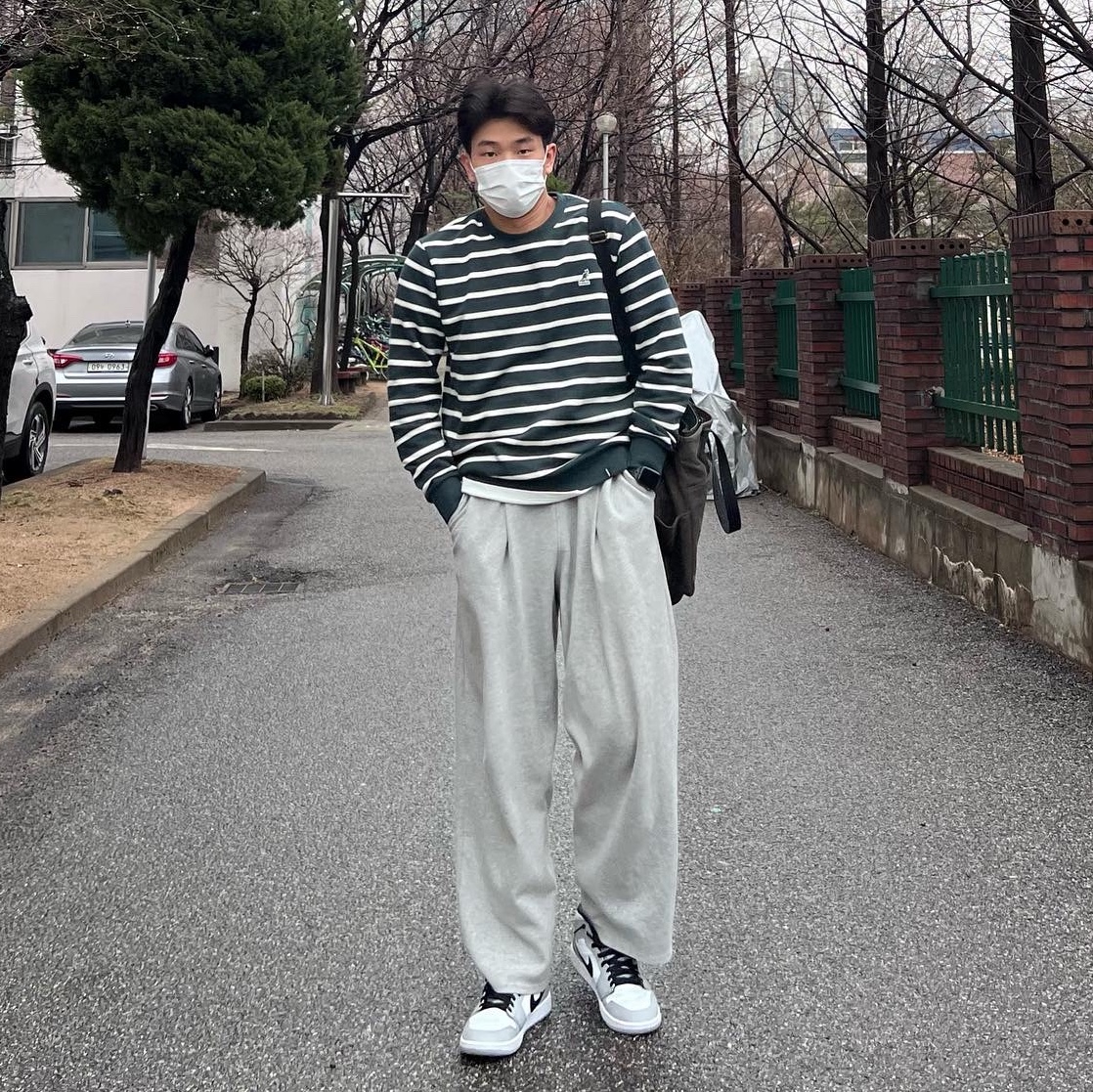 Jordan 1 Mid Light Smoke Grey 착용 스타일 - 2