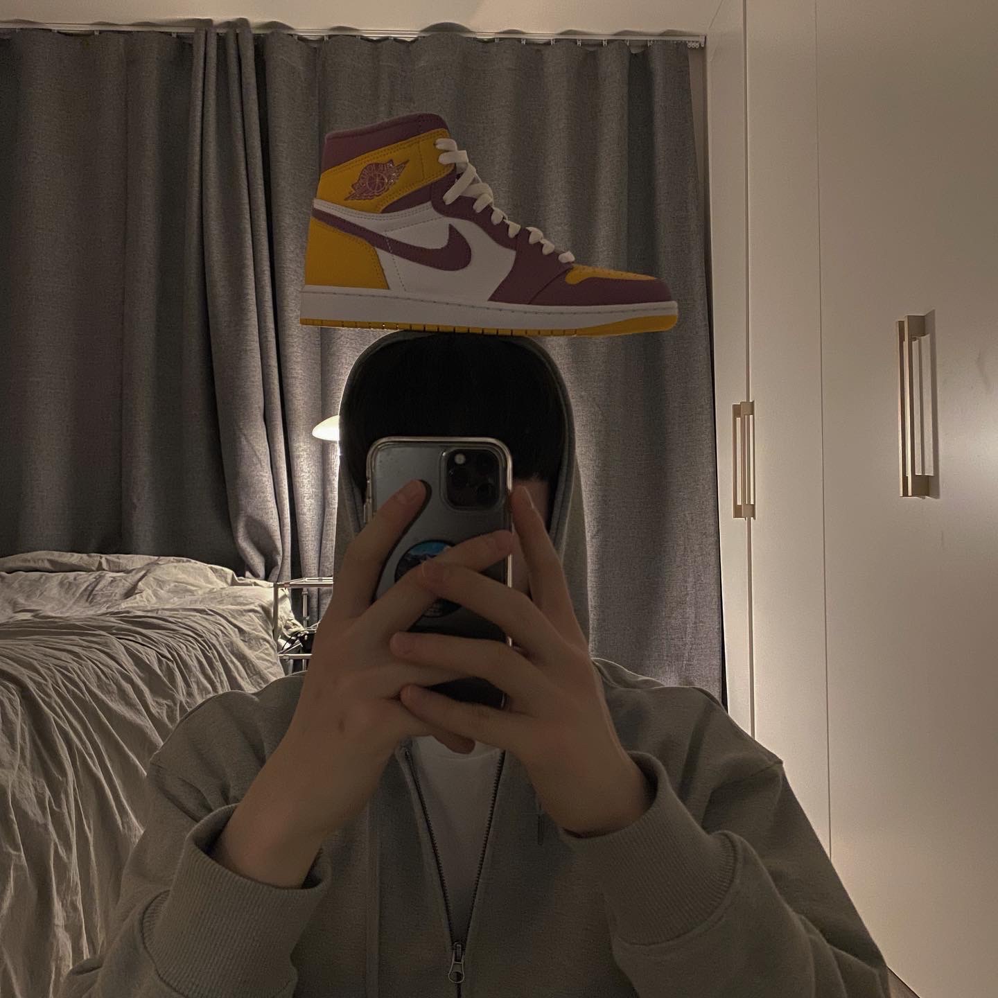 Jordan 1 Retro High OG University Gold Light Bordeaux 착용 스타일 - 1