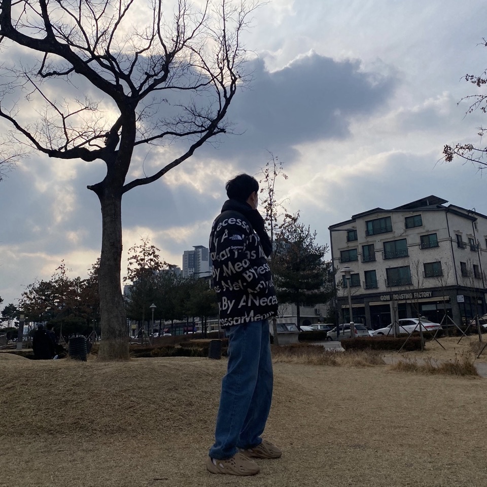 Adidas Yeezy Foam RNNR Ochre, Supreme x The North Face Paper Print Nuptse Jacket - 19FW 착용 스타일