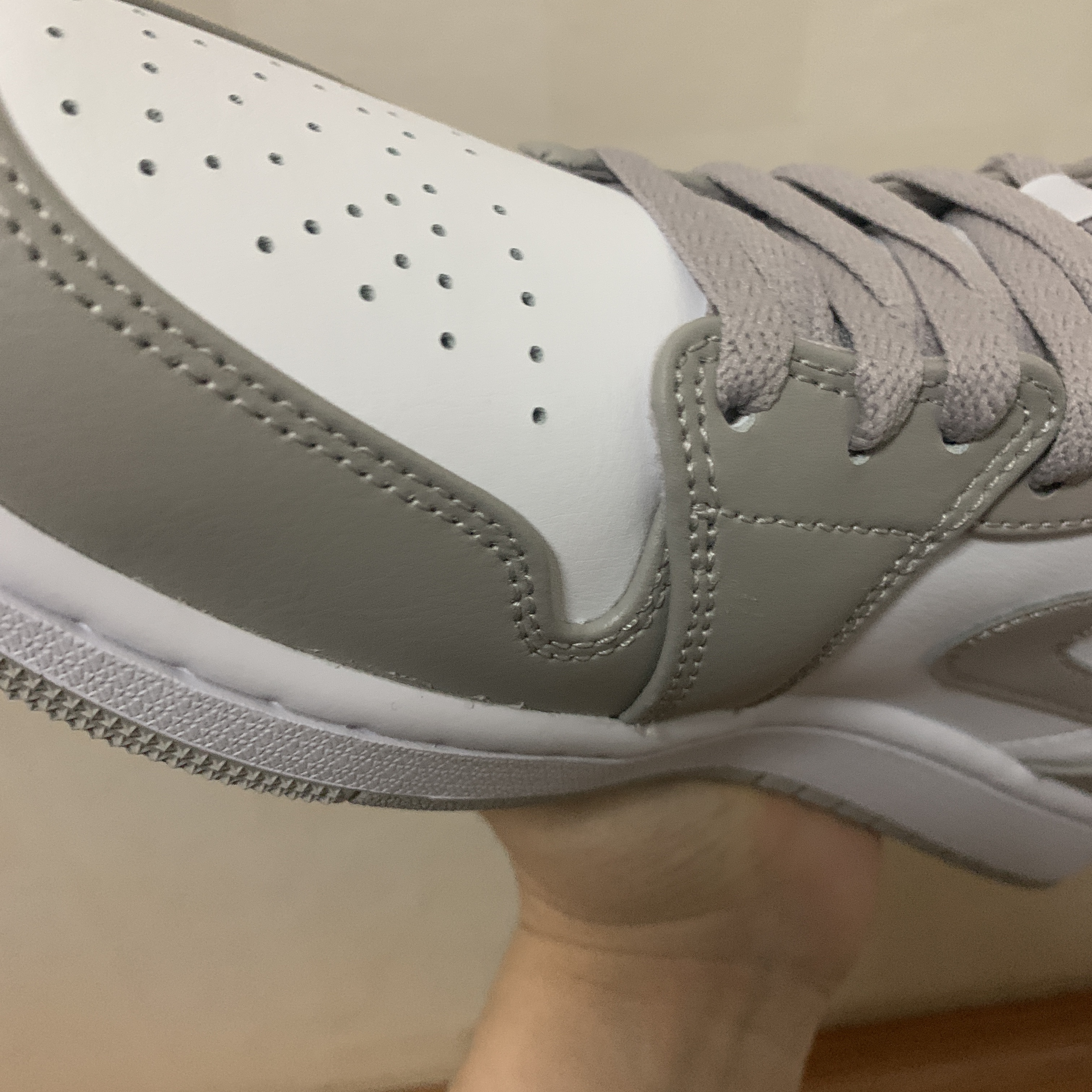Jordan 1 Mid College Grey 착용 스타일 - 3
