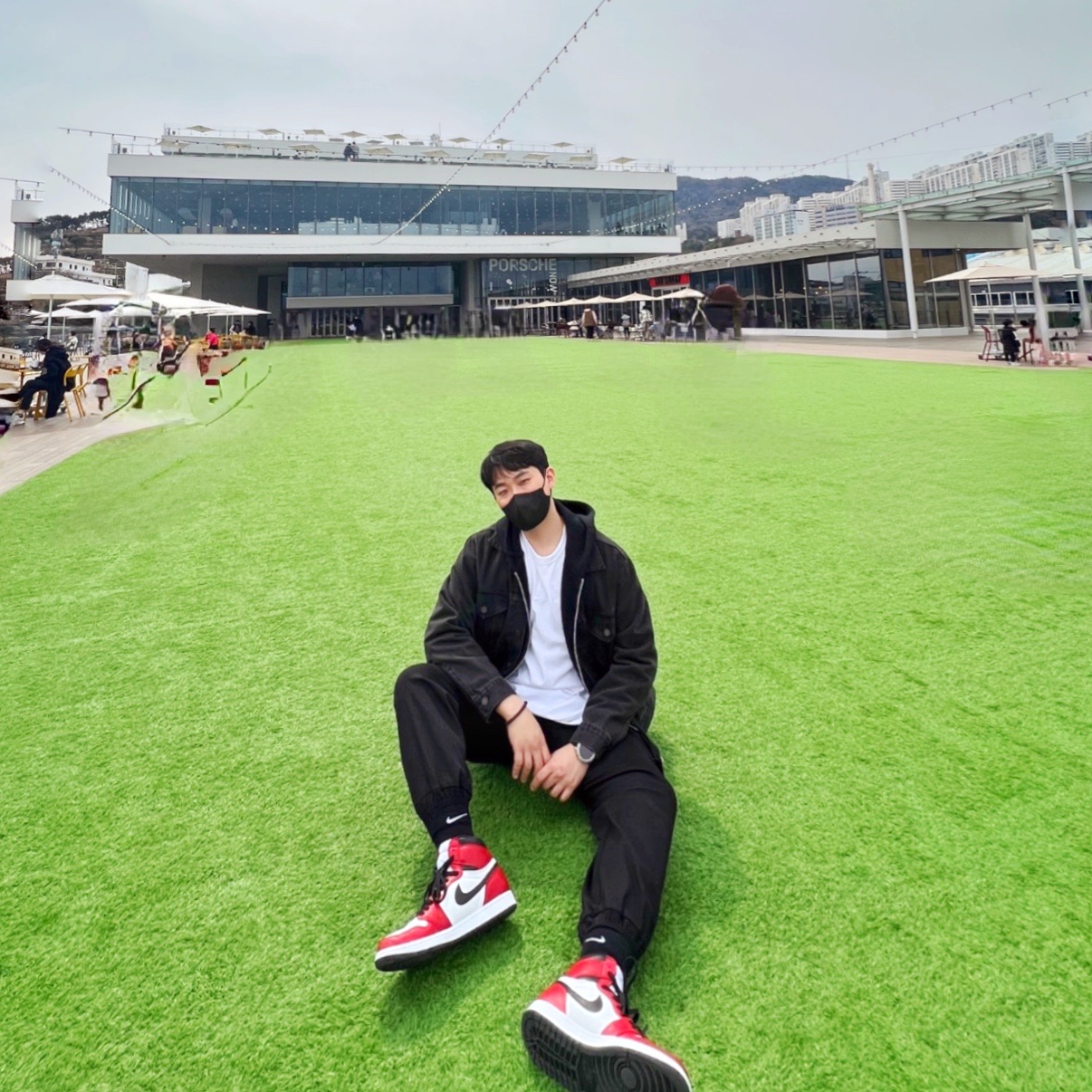 Jordan 1 Retro High OG Light Fusion Red, Nike NRG Solo Swoosh T-Shirt Summit White - Asia 착용 스타일