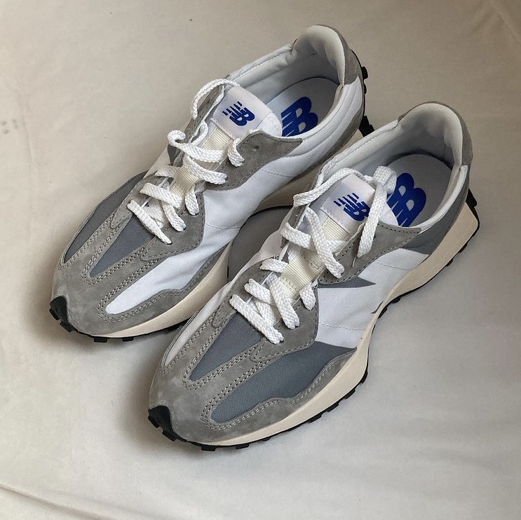 New Balance 327 Grey 착용 스타일