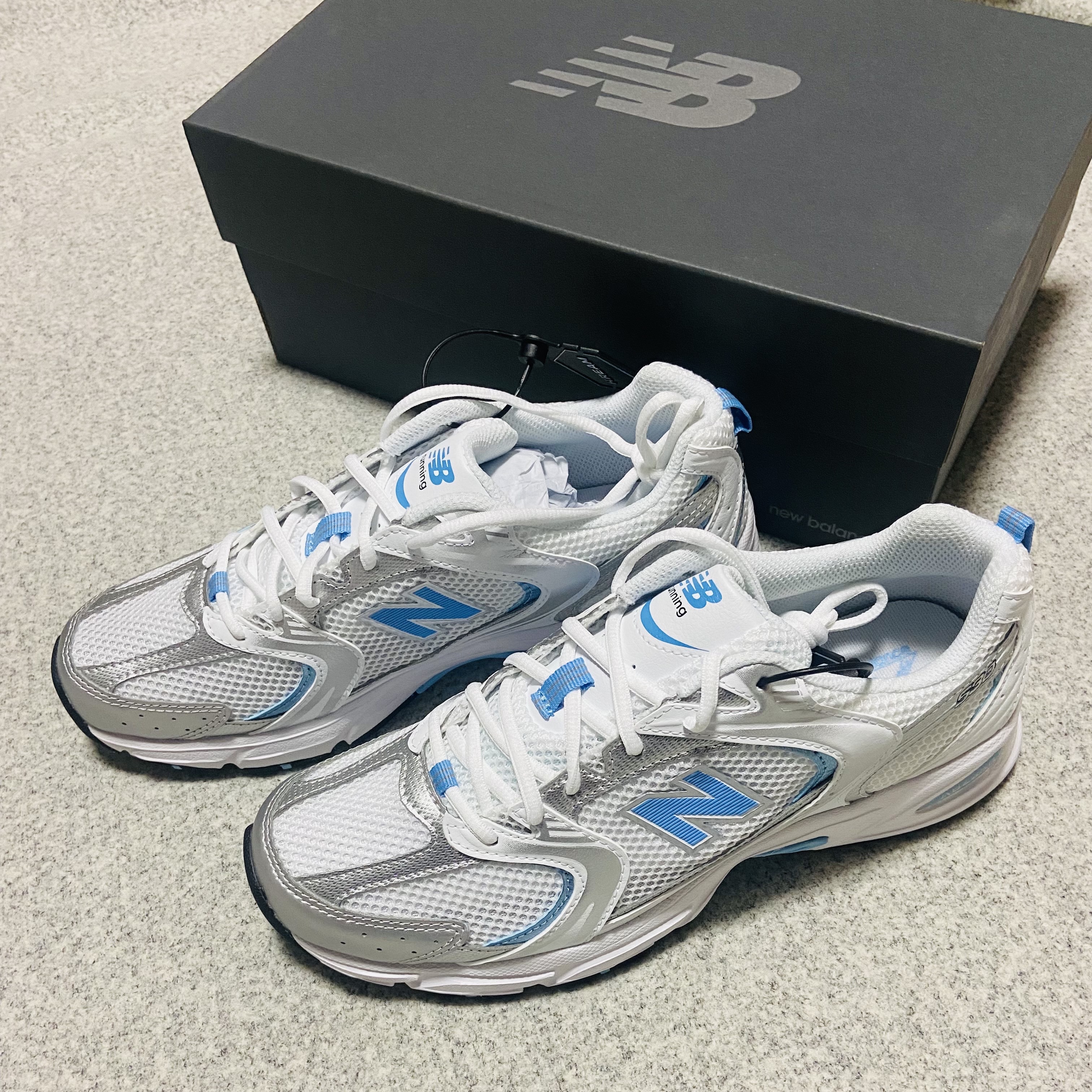New Balance 530 Off White Blue 착용 스타일