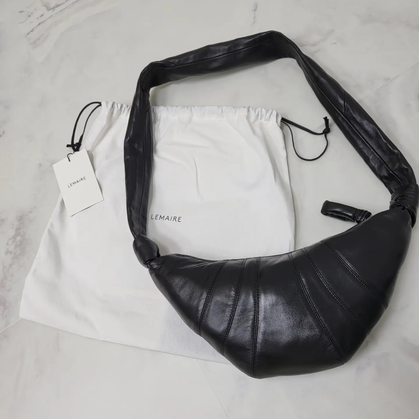 Lemaire Small Croissant Bag Soft Nappa Leather Black 착용 스타일
