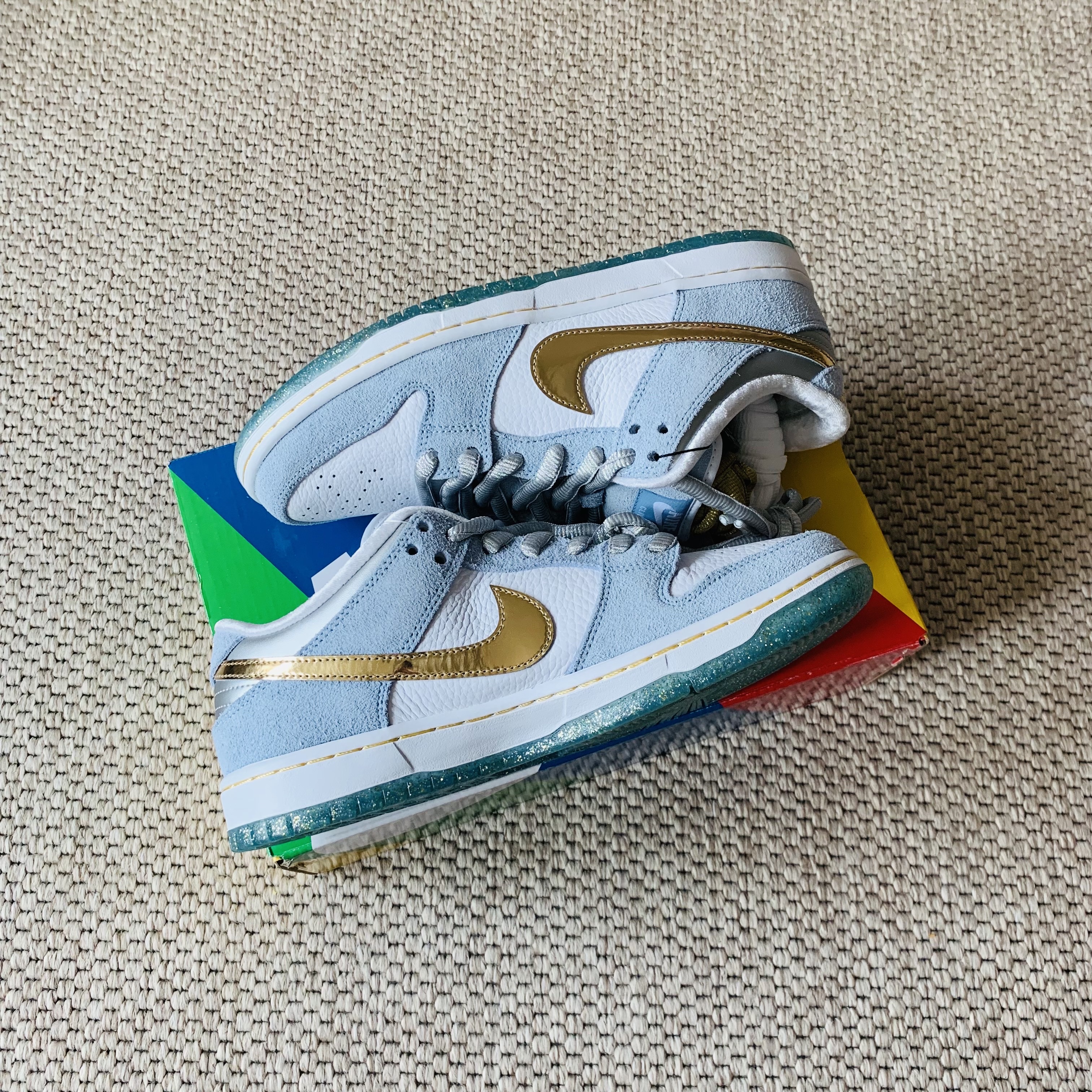 Nike x Sean Cliver SB Dunk Low Holiday Special, Nike Air Force 1 '07 Low White 착용 스타일 - 2