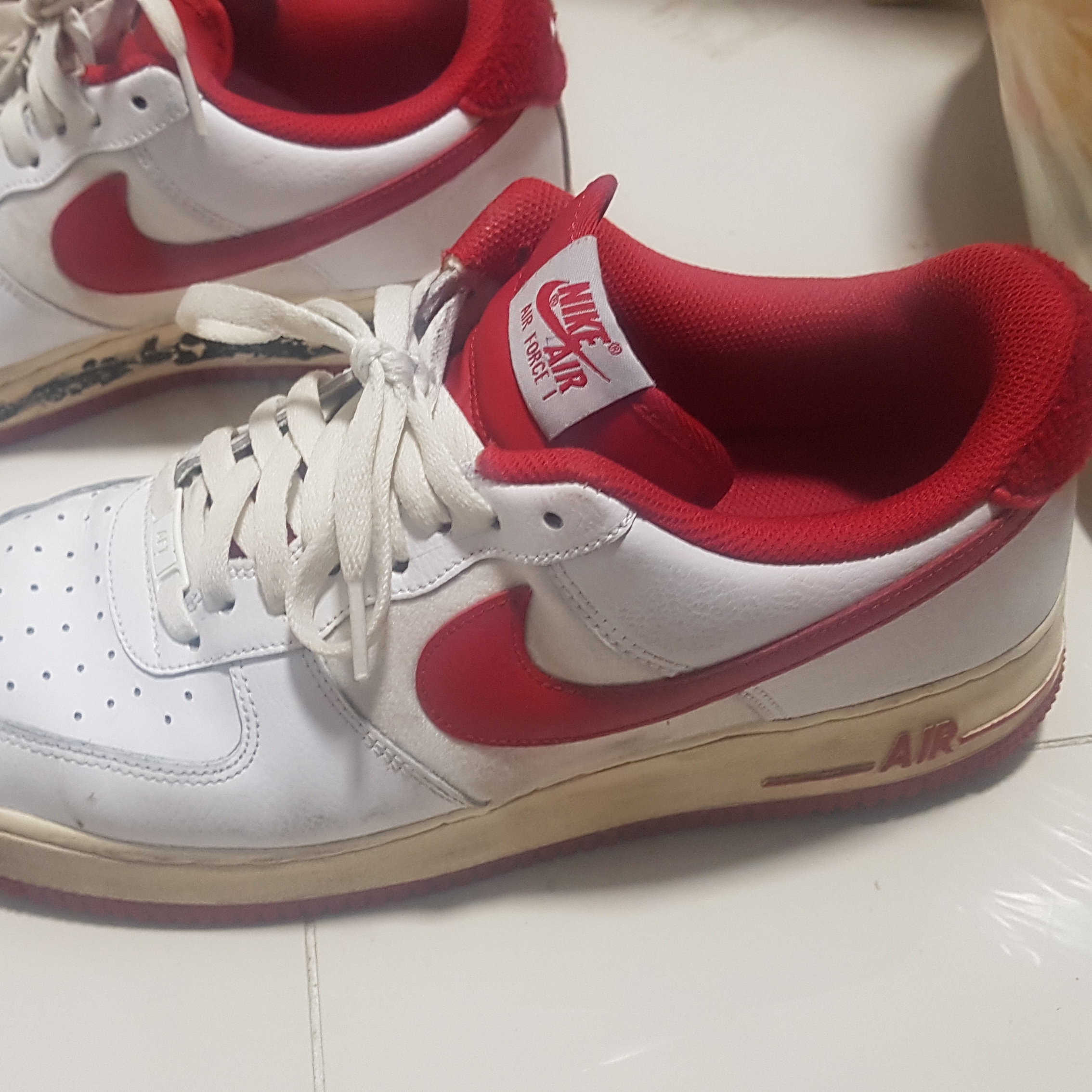 Nike Air Force 1 '07 LV8 Varsity White Gym Red 착용 스타일
