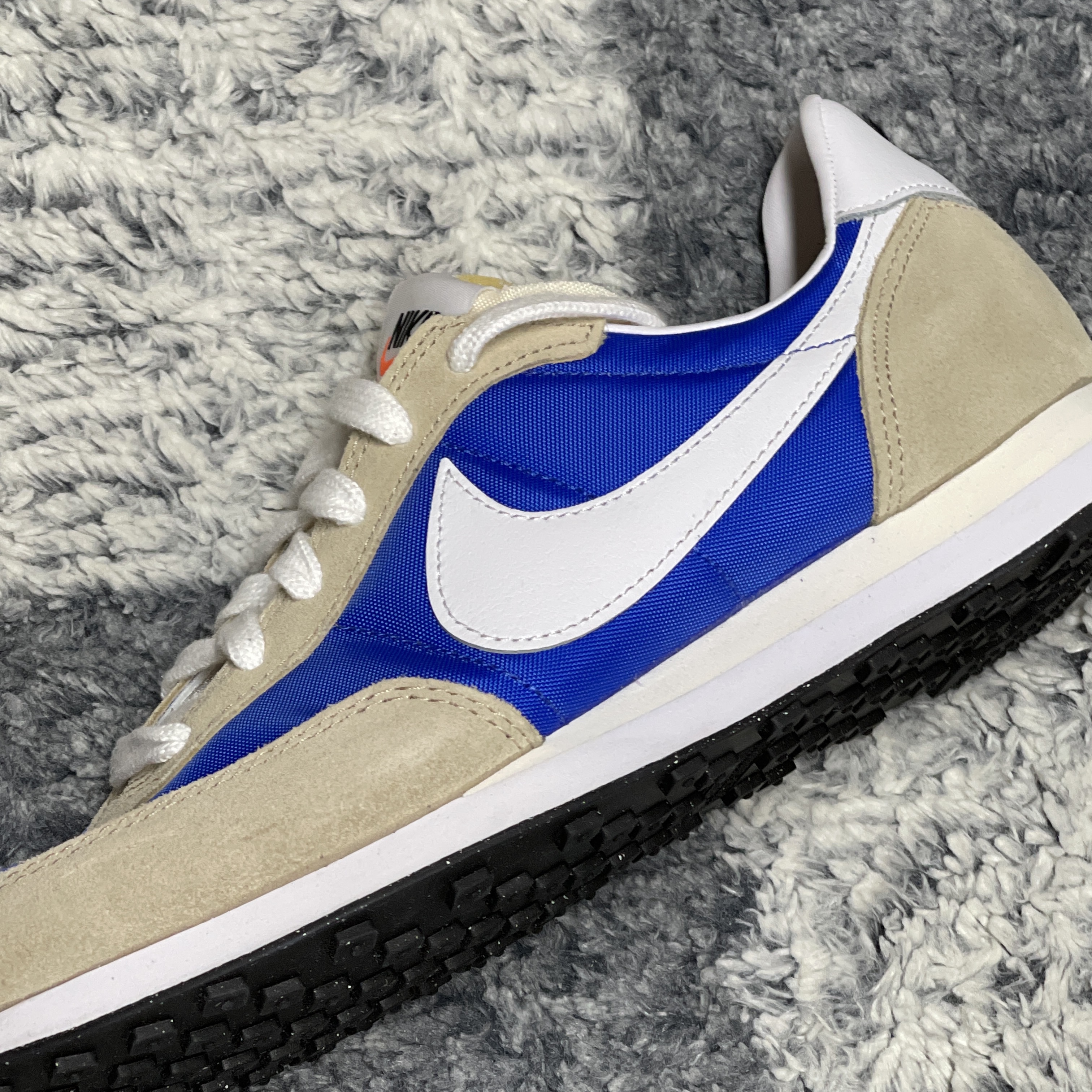 Nike Waffle Trainer 2 Hyper Royal Rattan 착용 스타일 - 2
