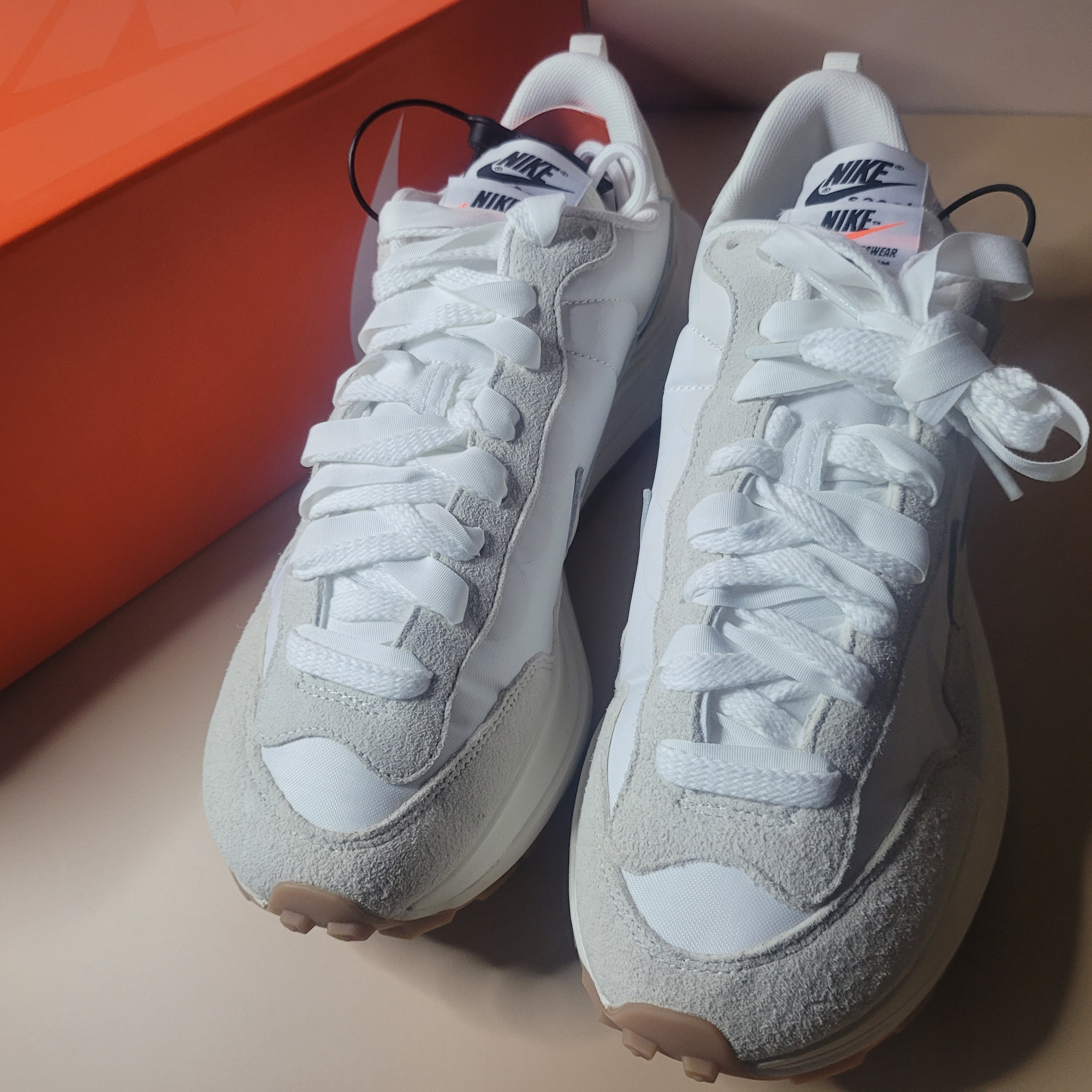 Nike x Sacai VaporWaffle White and Gum 착용 스타일 - 2