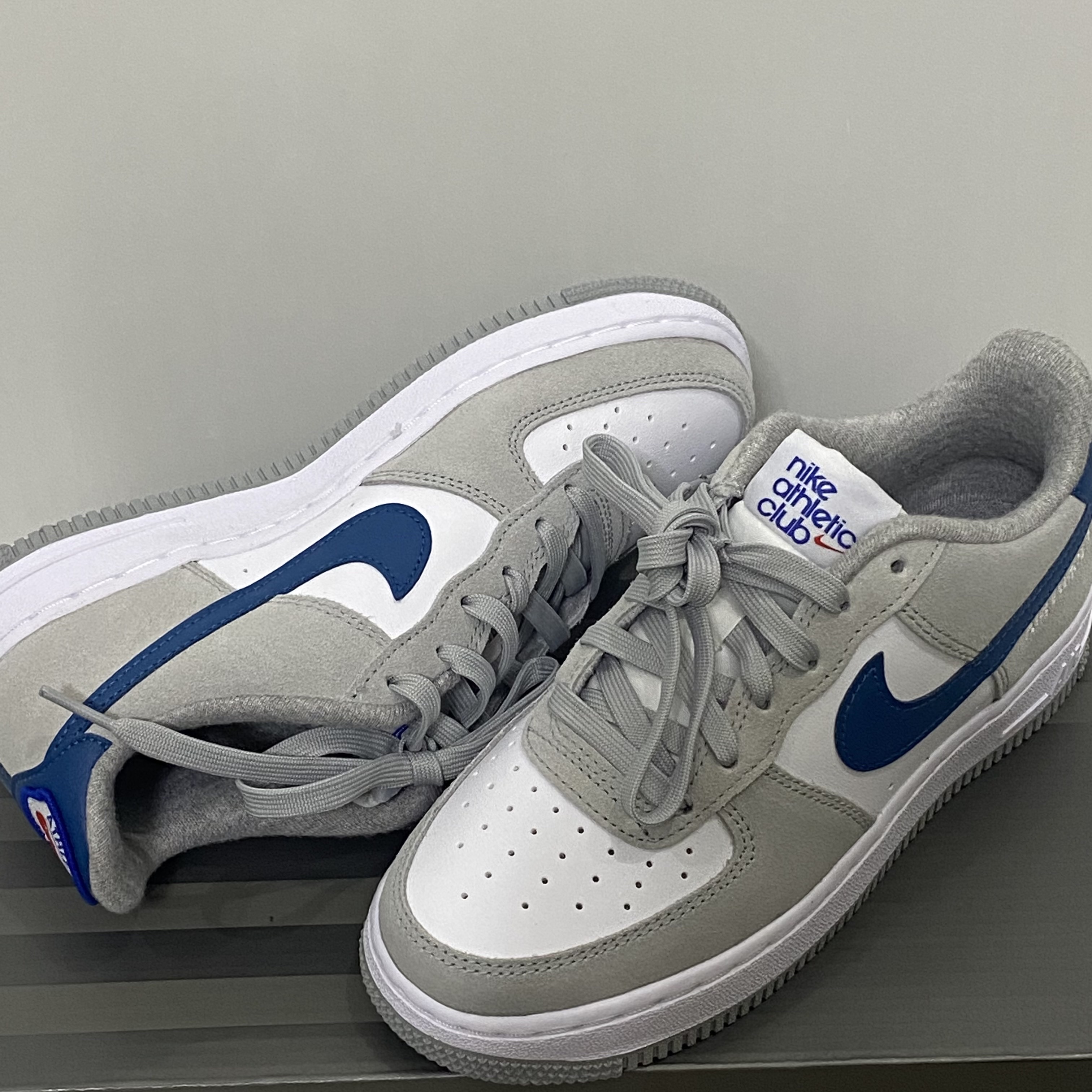 (GS) Nike Air Force 1 LV8 Athletic Club Light Smoke Grey Marina 착용 스타일