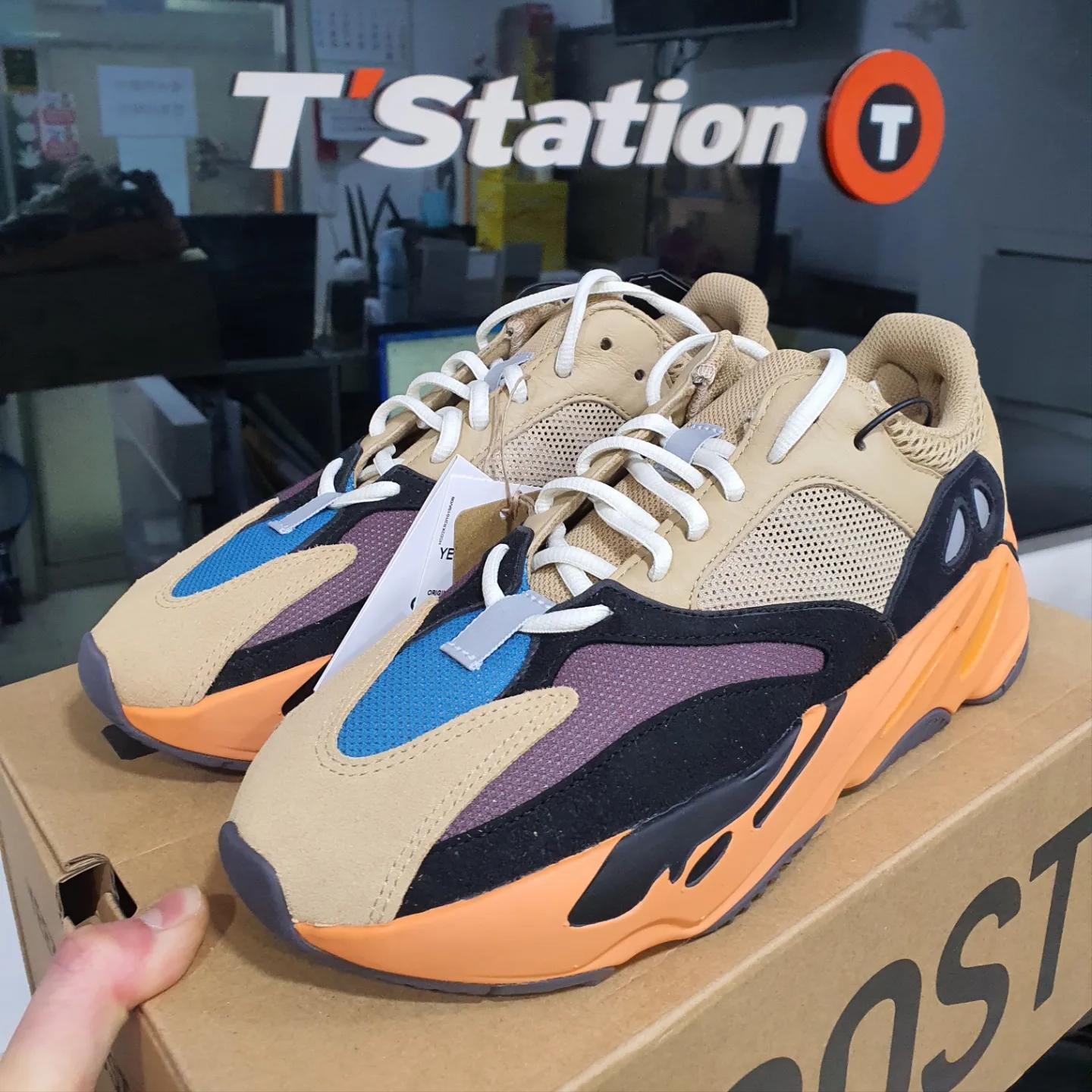 Adidas Yeezy Boost 700 Enflame Amber 착용 스타일 - 3