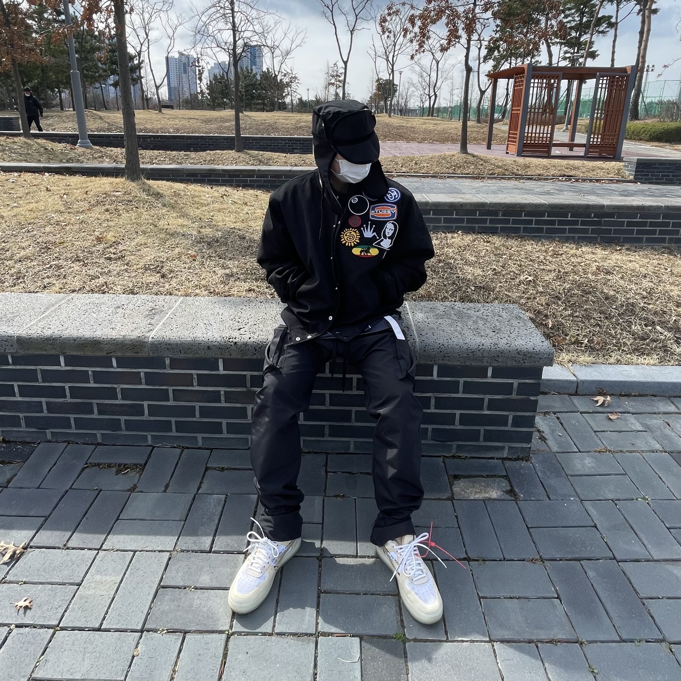 Stussy Souvenir Stadium Bomber Black, Nike x Off-White Air Force 1 Low The Ten 착용 스타일 - 1