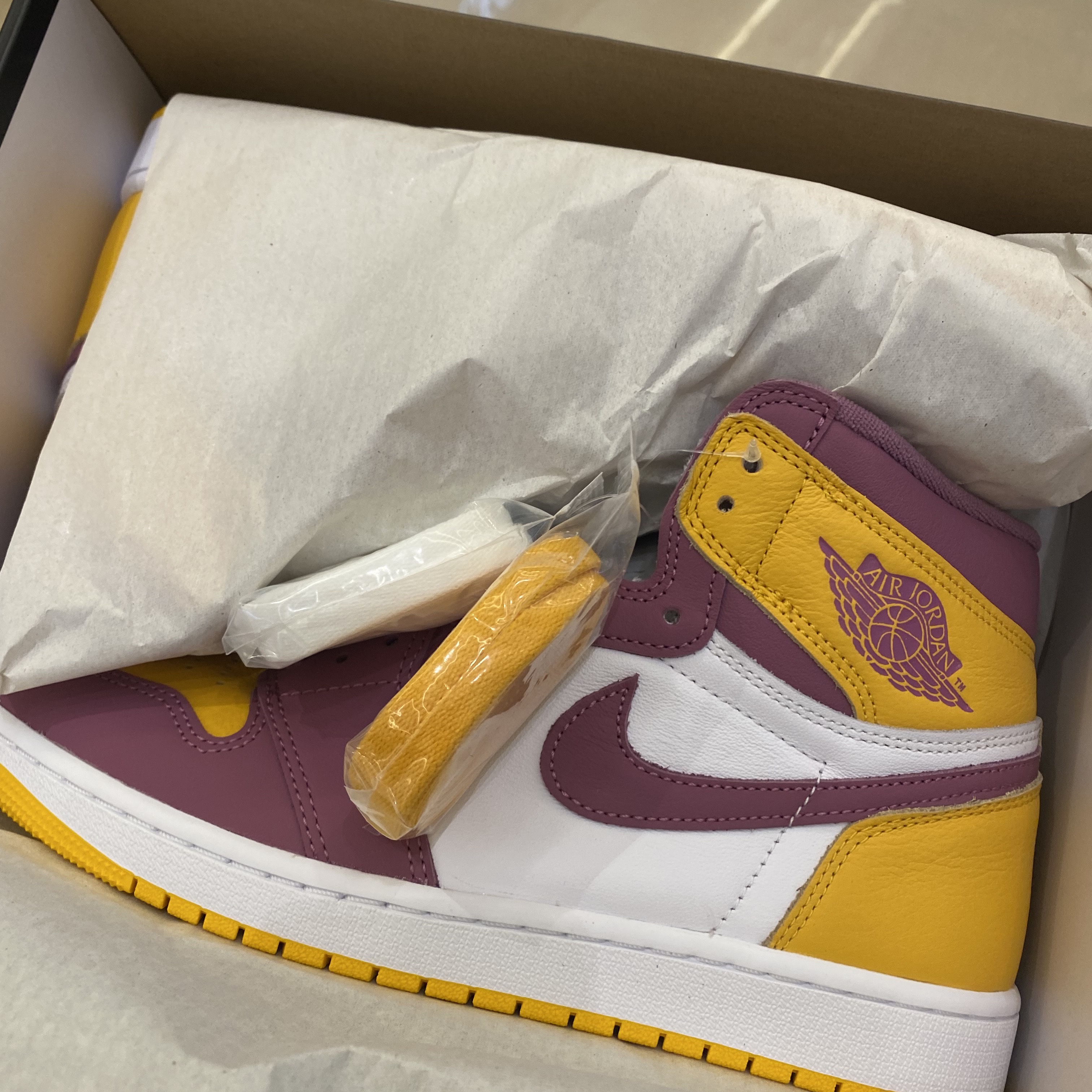 Jordan 1 Retro High OG University Gold Light Bordeaux 착용 스타일 - 4