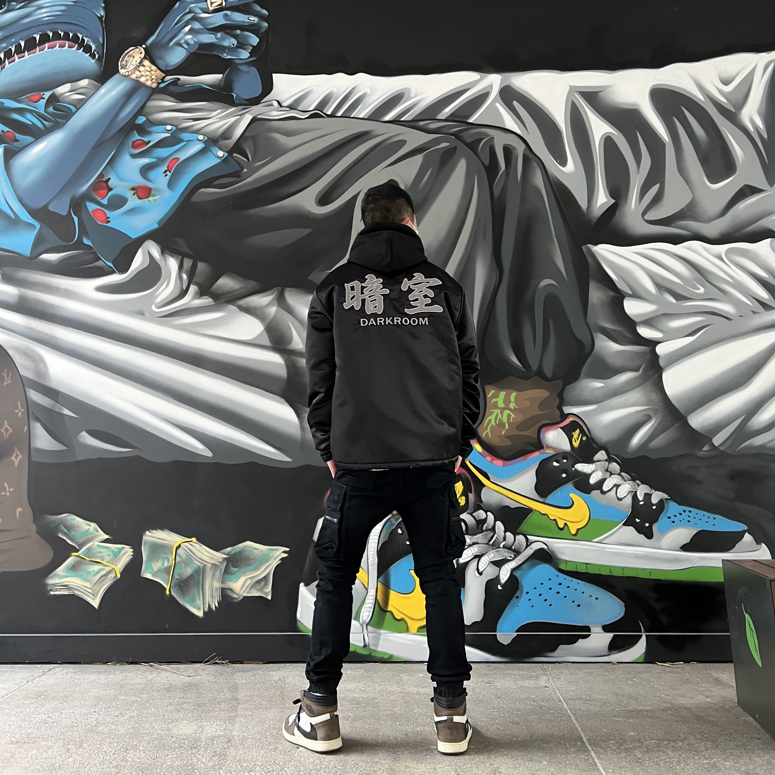 Jordan 1 x Travis Scott Retro High OG SP Mocha, Darkr8m Studio x Hardhitters Satin Coach Jacket Black 착용 스타일