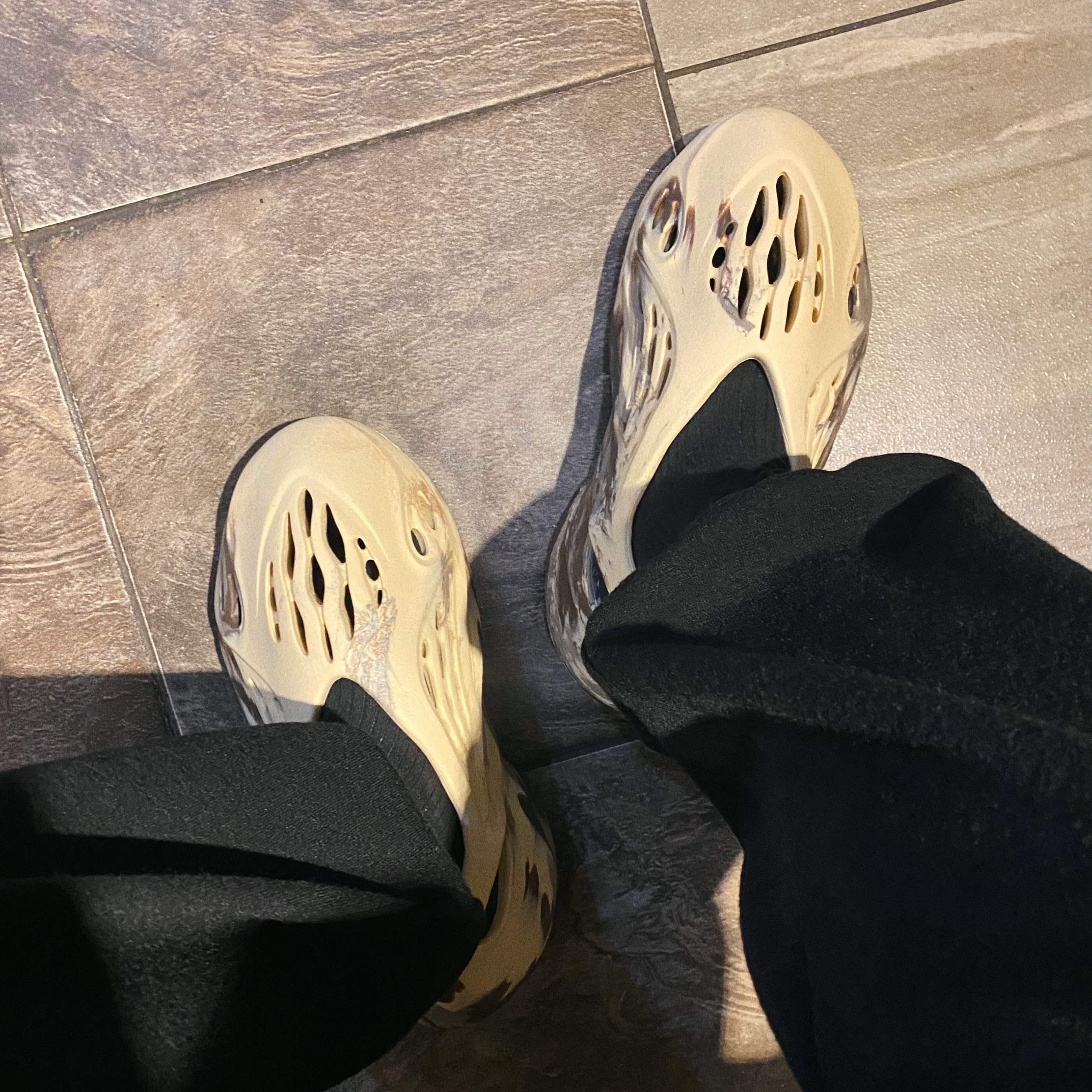 Adidas Yeezy Foam RNNR MX Cream Clay 착용 스타일