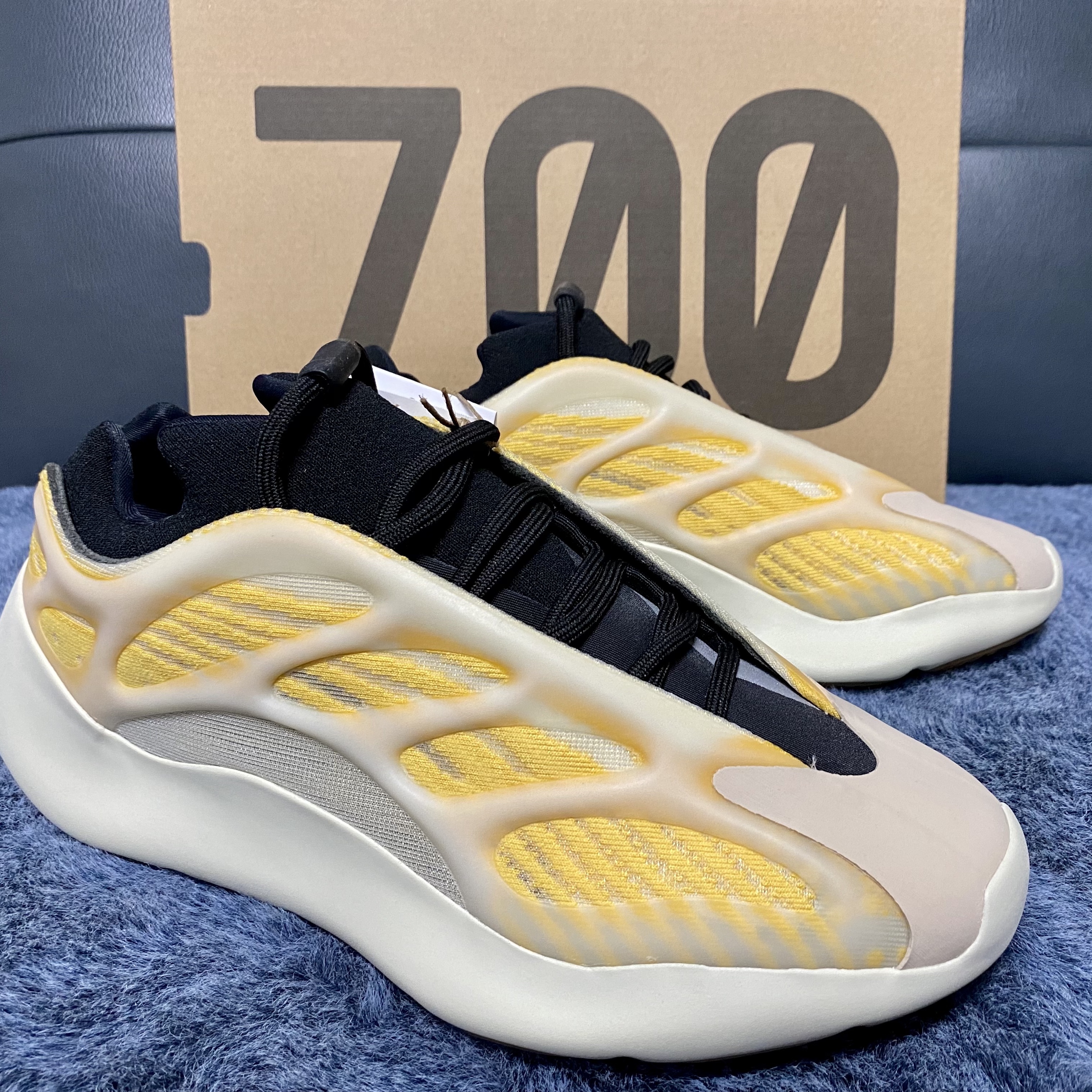 Adidas Yeezy 700 V3 Mono Safflower 착용 스타일 - 1