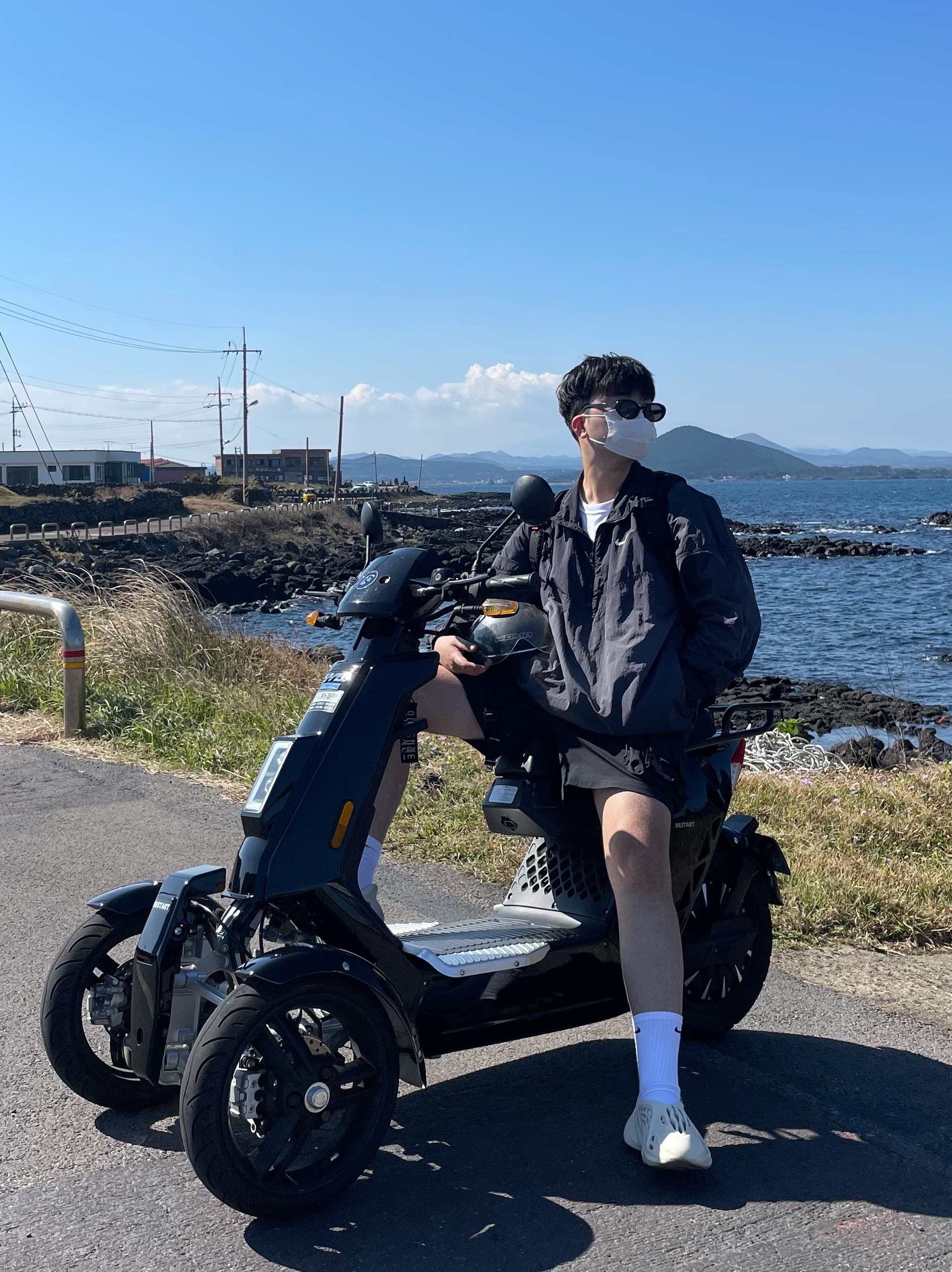 Nike x Stussy Windrunner Jacket Off Noir, Nike ACG Cargo Shorts Black - Asia 착용 스타일