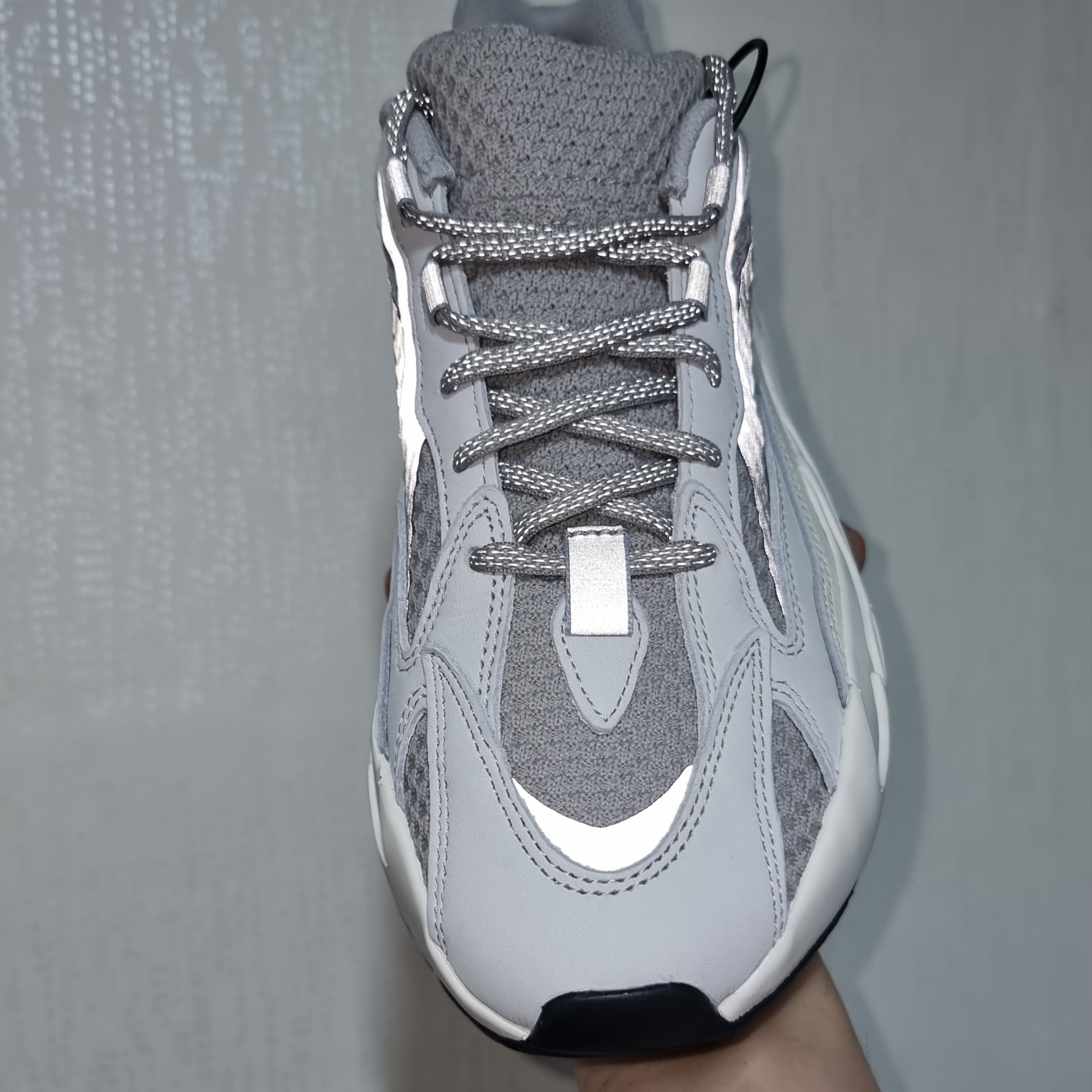 Adidas Yeezy Boost 700 V2 Static 2022 착용 스타일 - 4