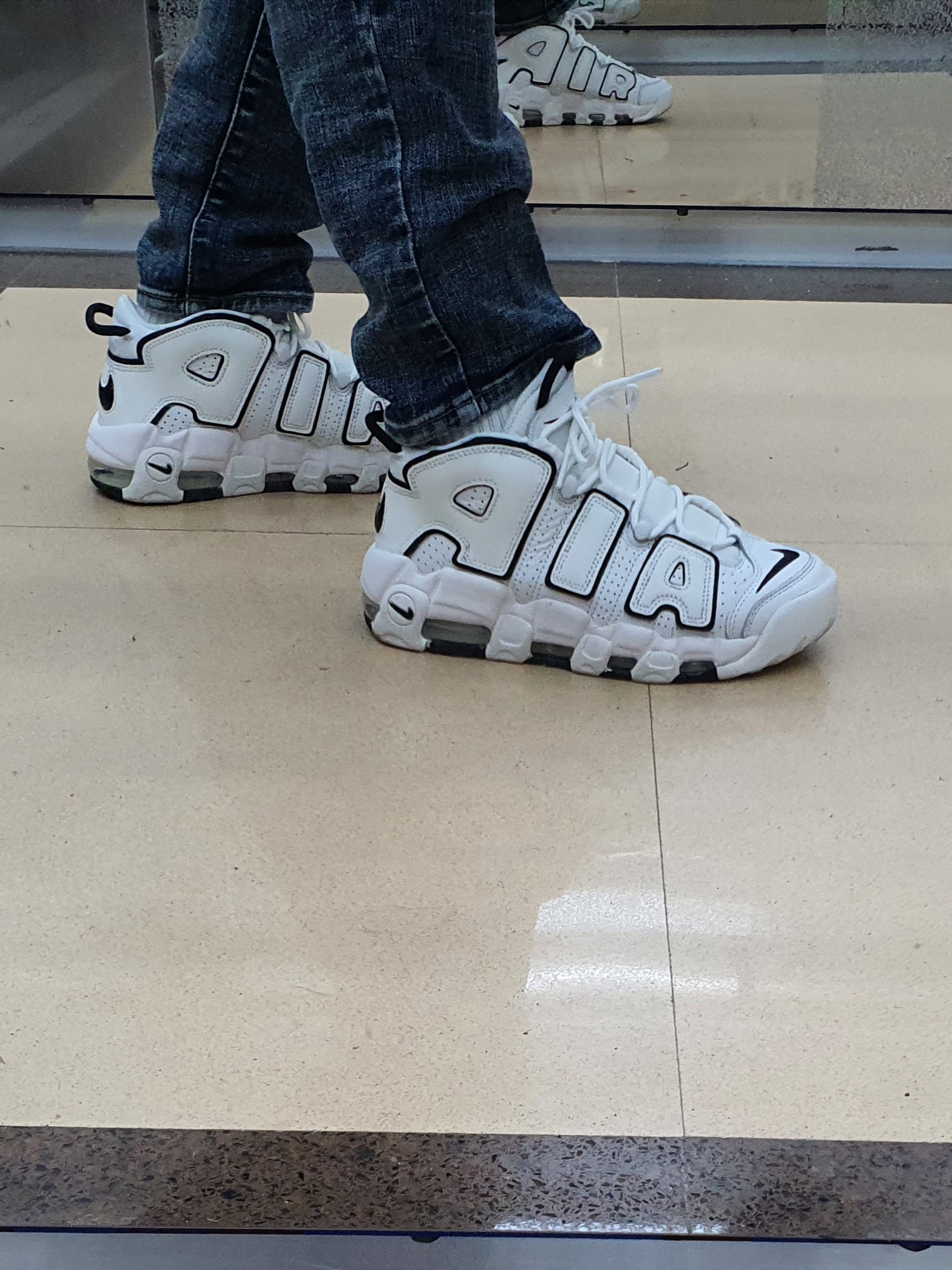 (W) Nike Air More Uptempo Summit White 착용 스타일 - 2