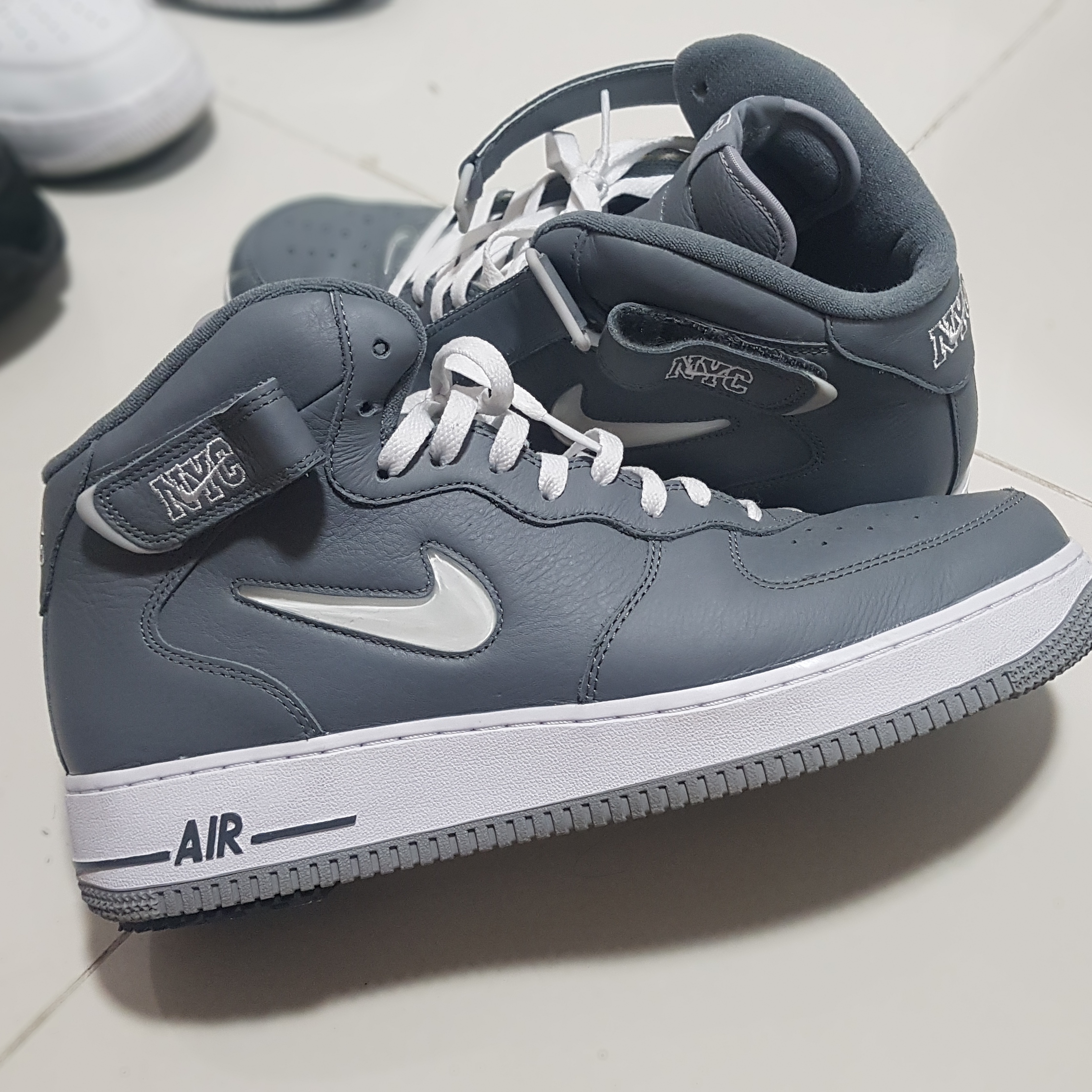 Nike Air Force 1 Mid QS NYC Cool Grey 착용 스타일