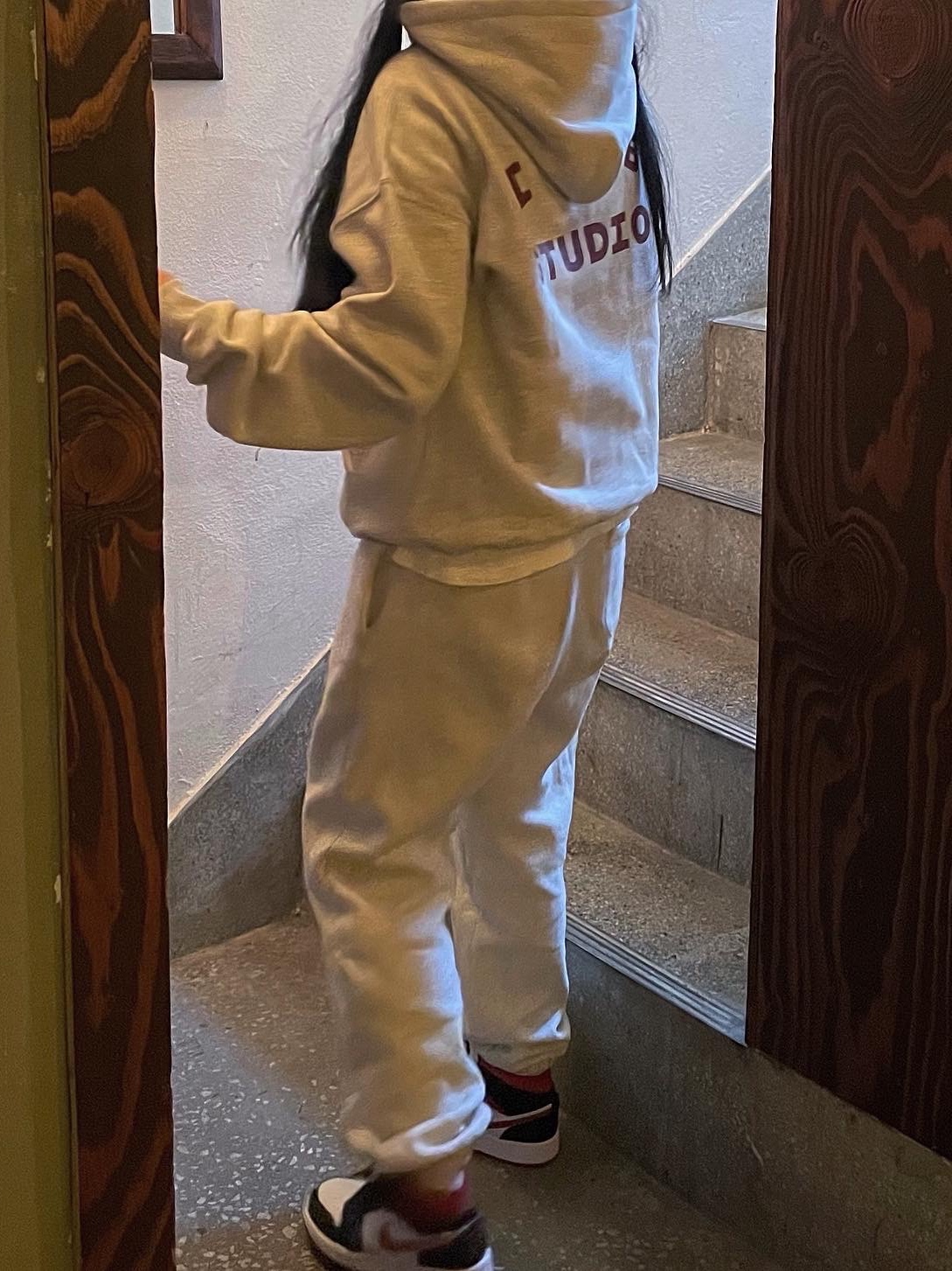 IAB Studio Hoodie Oatmeal Burgundy, Jordan 1 Mid Gym Red Black White 착용 스타일 - 3